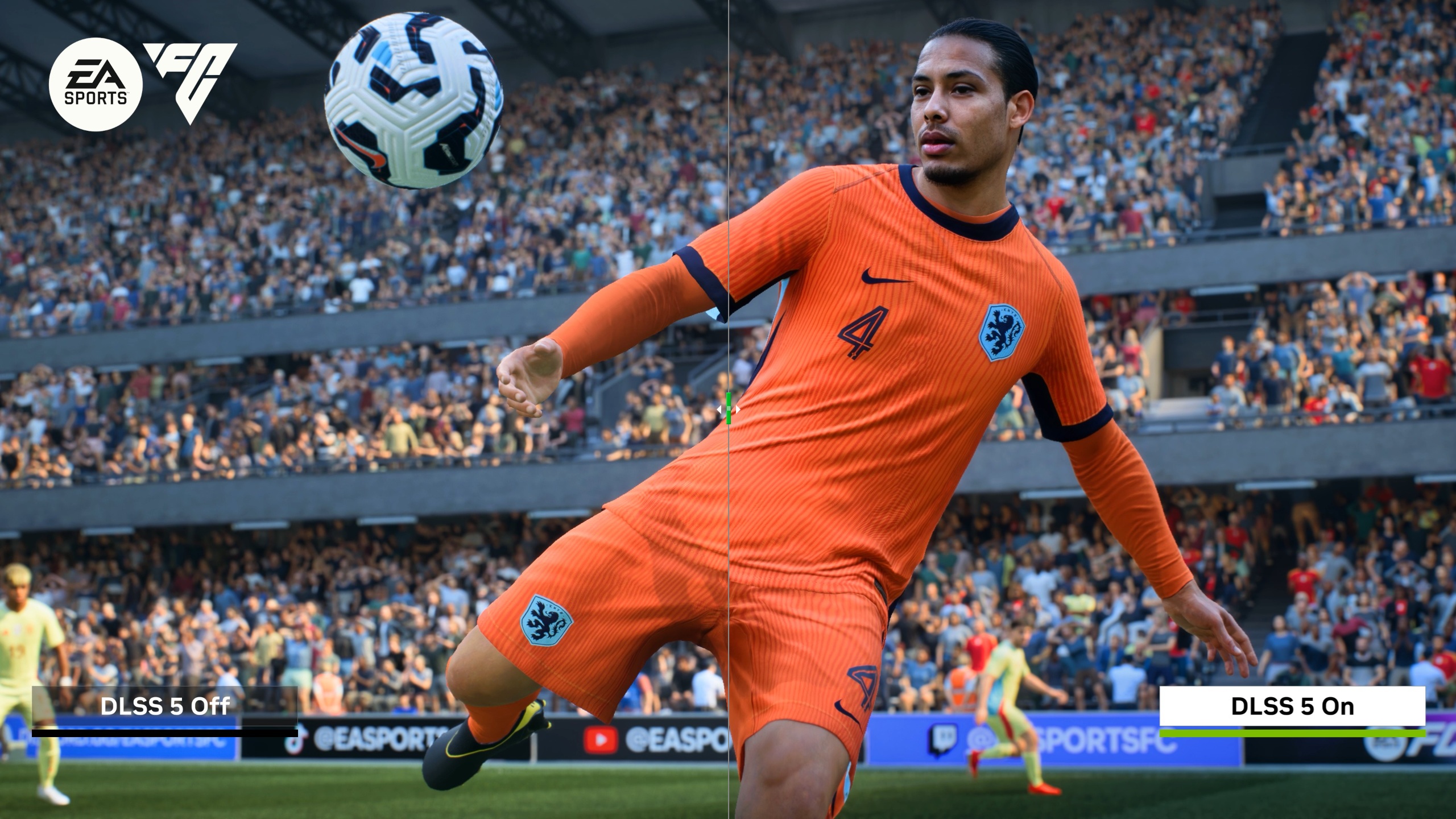 Joueur en maillot orange des Pays-Bas en action dans un stade, comparatif « DLSS 5 Off » à gauche et « DLSS 5 On » à droite.