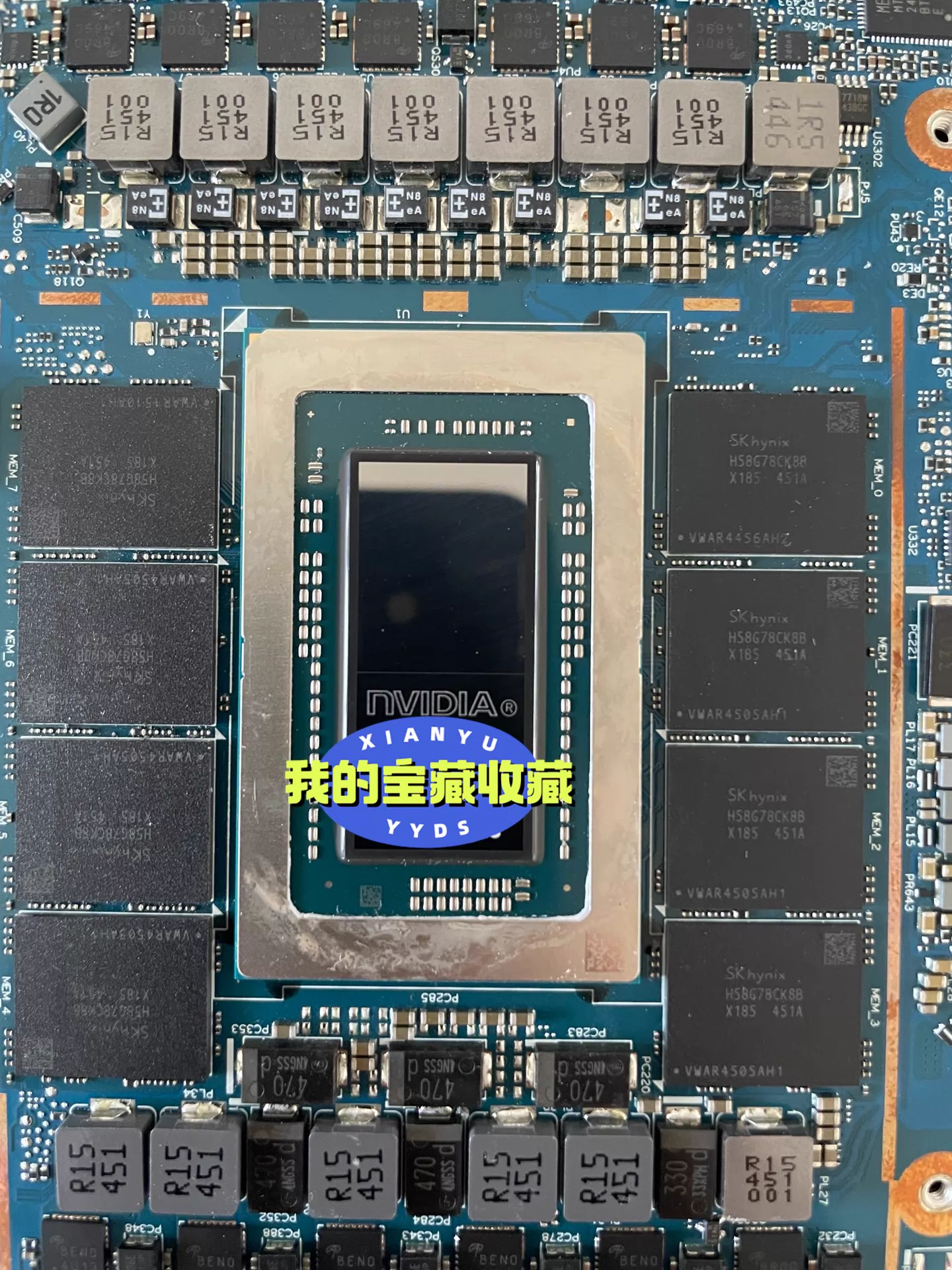 Gros plan d’une puce graphique NVIDIA avec des modules mémoire SK hynix visibles et le texte « 我的宝藏收藏 » superposé.