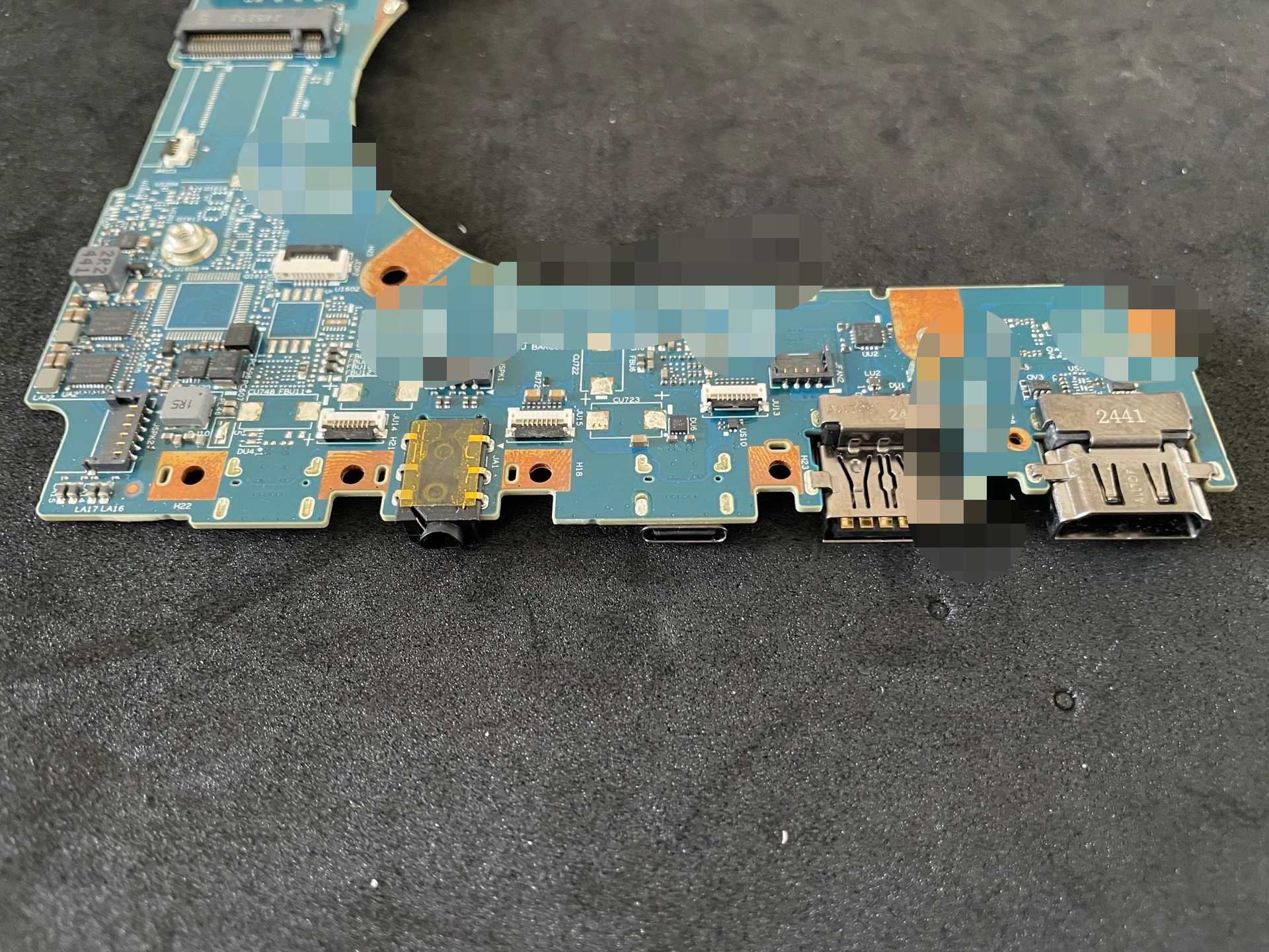 Gros plan d’un circuit imprimé avec plusieurs ports et connecteurs, dont un port HDMI marqué « 2441 ».