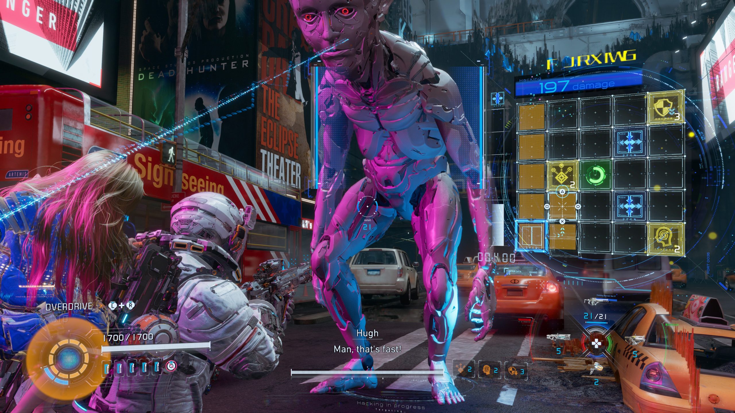 Un personnage de PRAGMATA vise un grand robot humanoïde dans une rue néon, l’ATH affichant "OVERDRIVE" et un mini‑jeu de piratage à l’écran.