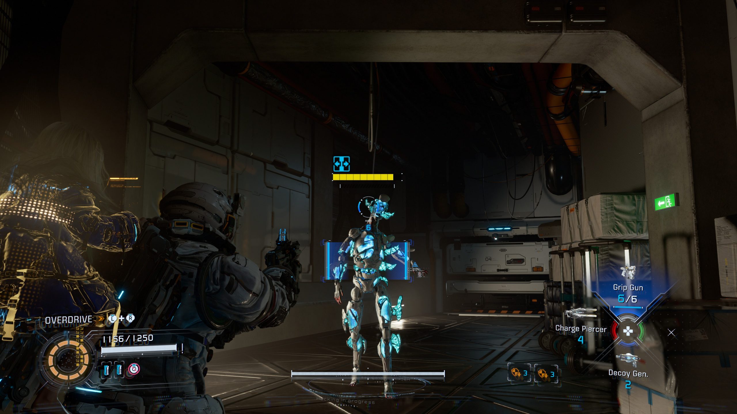 Deux personnages de PRAGMATA en armure futuriste combattent un ennemi robotique lumineux dans un couloir SF sombre, l’ATH affiche « Grip Gun 6/6 » et « 1156/1250 » de santé.