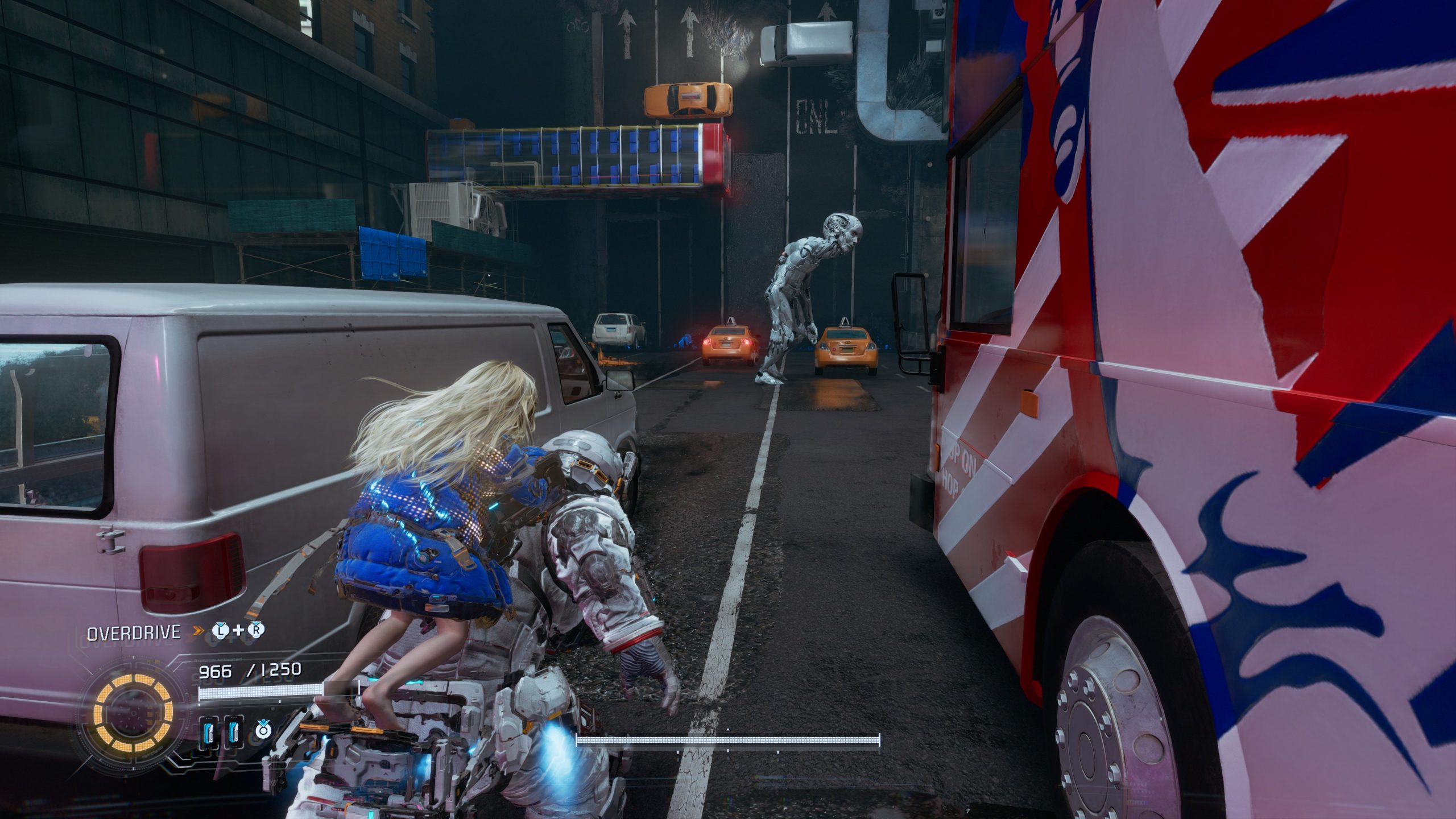 Un personnage dans le jeu Pragmata pilote une armure robotisée dans une rue pleine de véhicules en direction d’un grand robot.