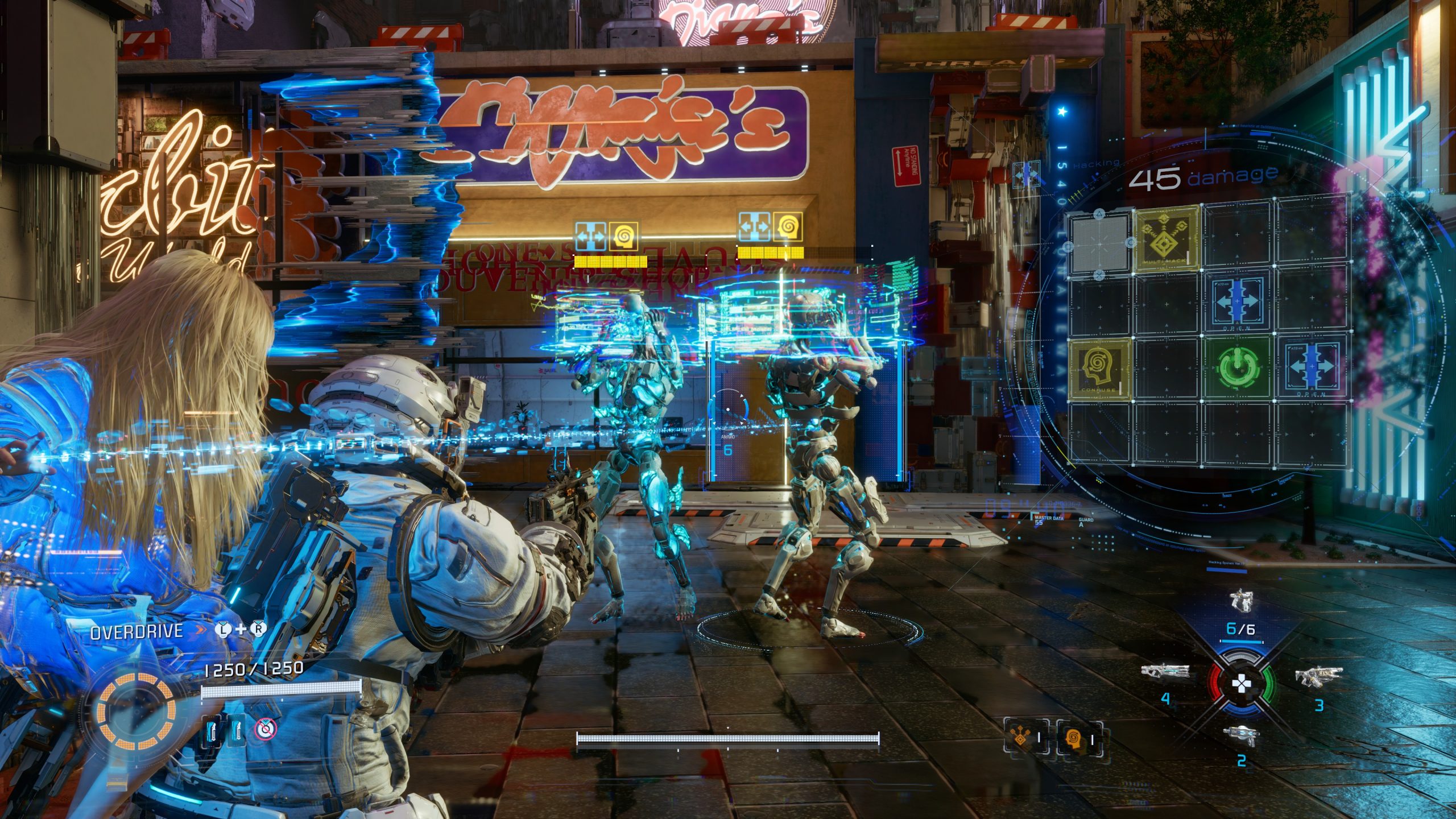 Un personnage de PRAGMATA en armure futuriste affronte des ennemis holographiques bleus dans un décor néon, avec une interface affichant notamment « OVERDRIVE L + R » et « 45 damage ».