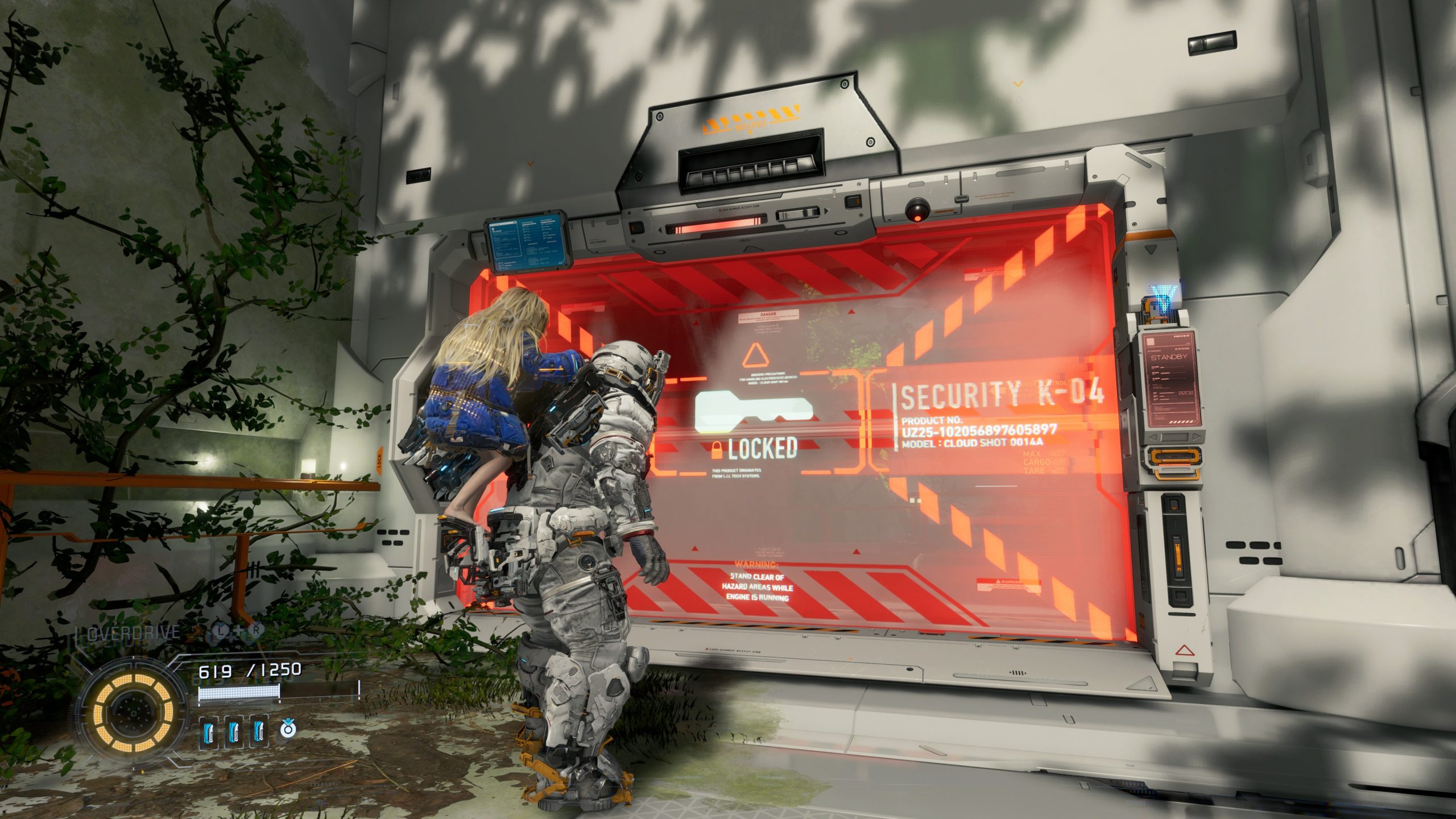 Dans PRAGMATA, un personnage en armure se tient devant un panneau rouge 'SECURITY K-D4 LOCKED', avec un enfant sur le dos, au milieu d’un décor futuriste mêlant végétation et technologie.