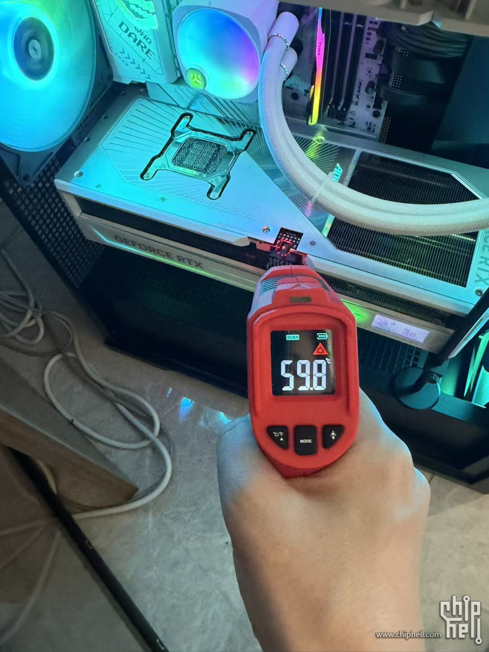 Une carte graphique GeForce RTX mesurée à 59,8 °C avec un thermomètre infrarouge.