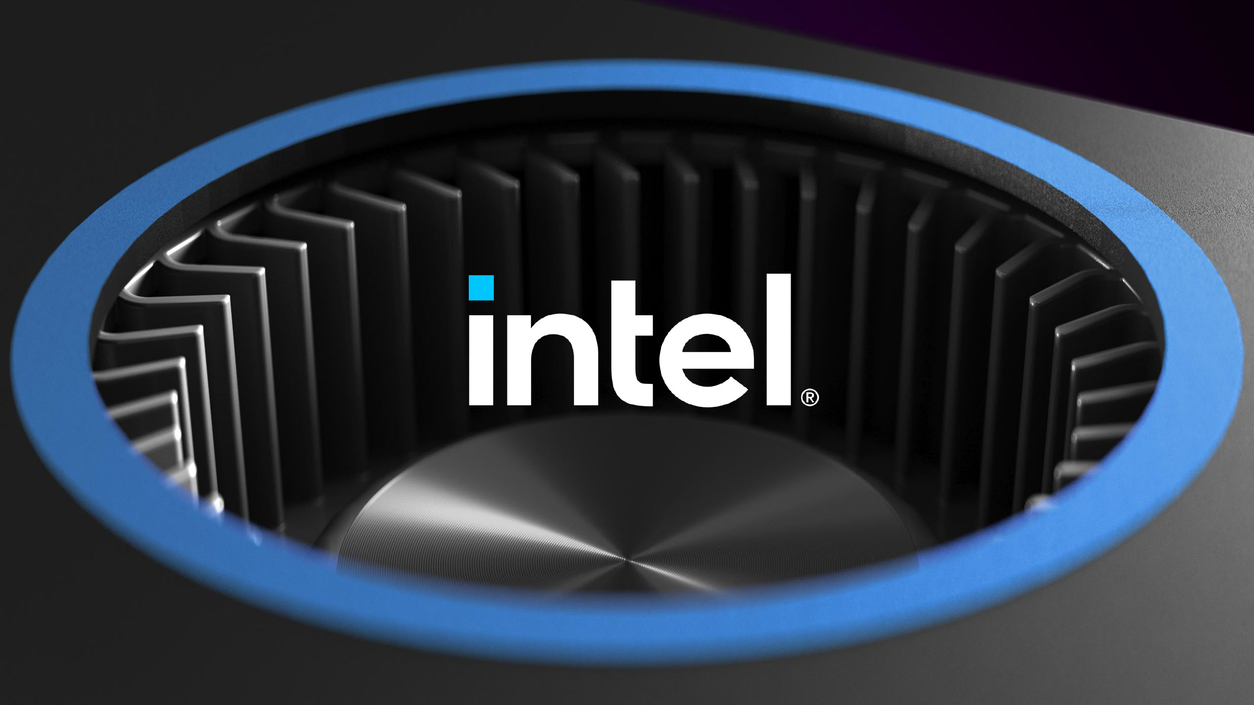 Le logo Intel s’affiche sur une structure métallique circulaire noire avec un accent bleu.
