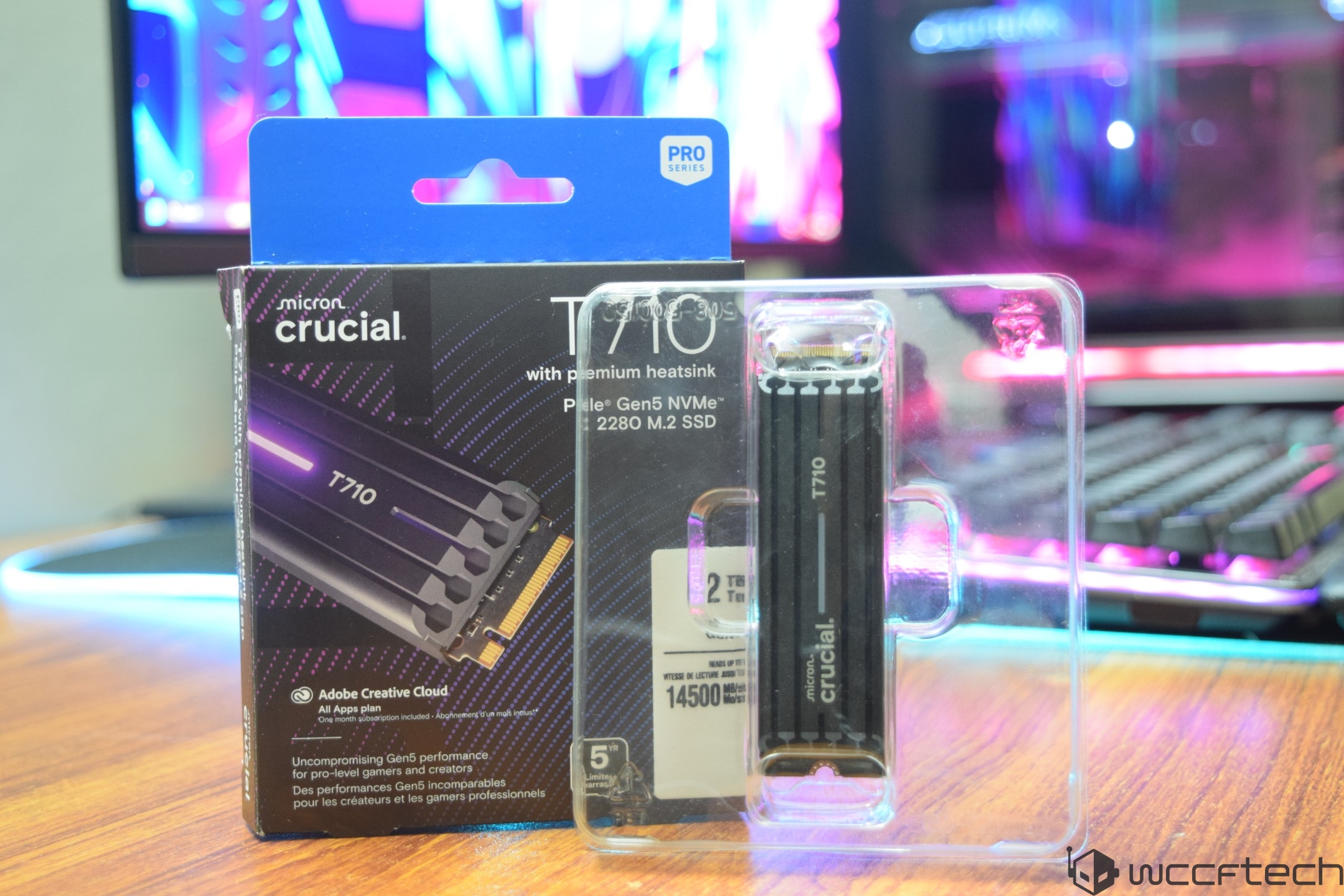 Un SSD Crucial T710 Pro Series 2280 M.2 avec dissipateur, posé à côté de sa boîte indiquant 14500 Mo/s en lecture.