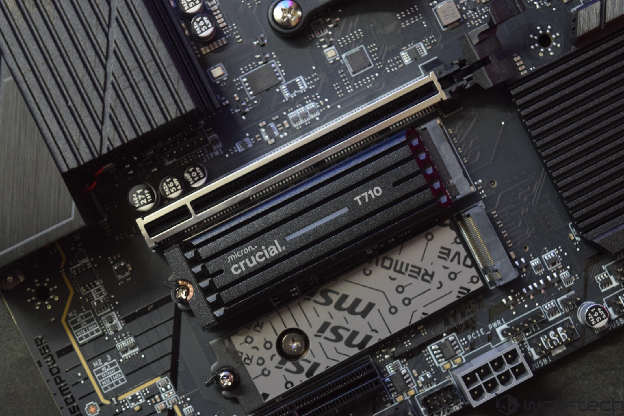 Un SSD Crucial T710 installé sur une carte mère MSI.