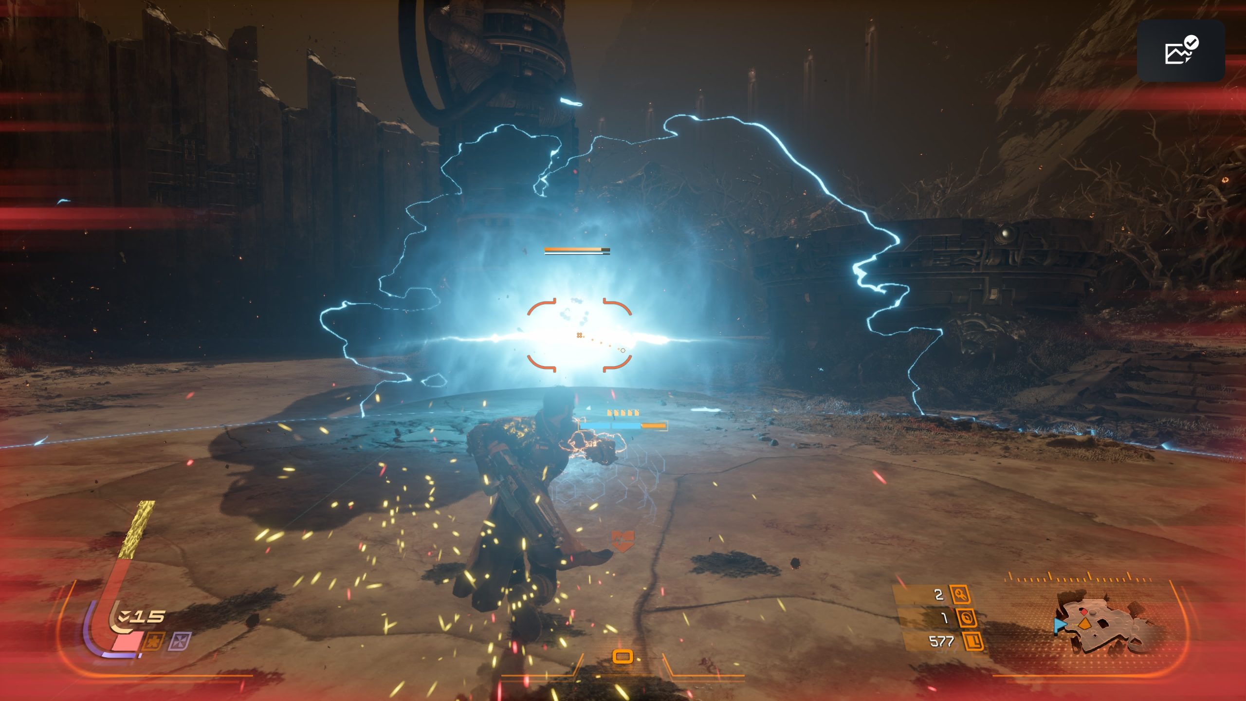 Un personnage dans une scène d’action de Saros est verrouillé par un réticule, avec une explosion lumineuse et des éléments d’interface à l’écran.