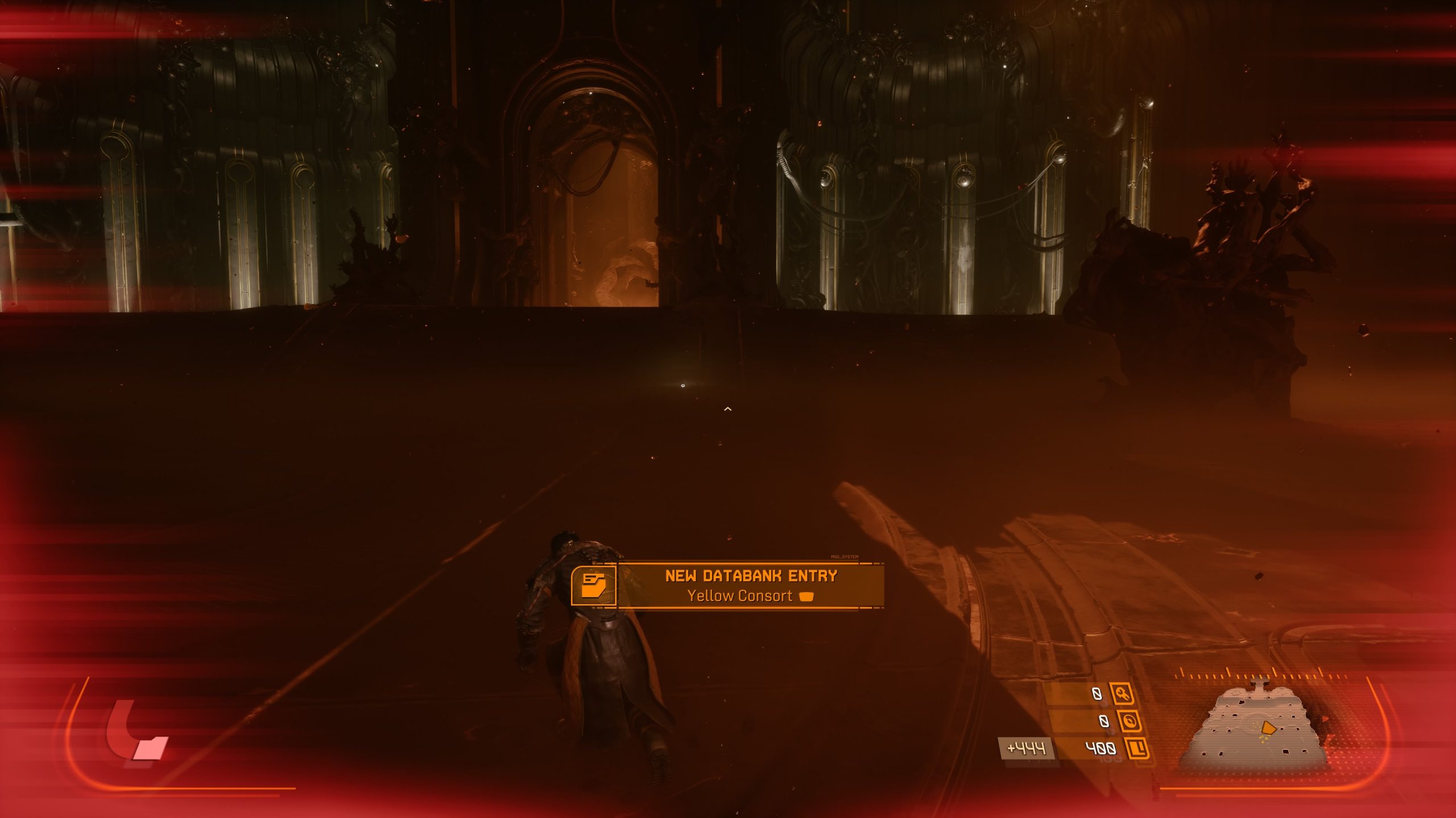 Capture de Saros : un personnage accroupi dans une salle sombre à l’architecture majestueuse, notification « NEW DATABANK ENTRY: Yellow Consort ».