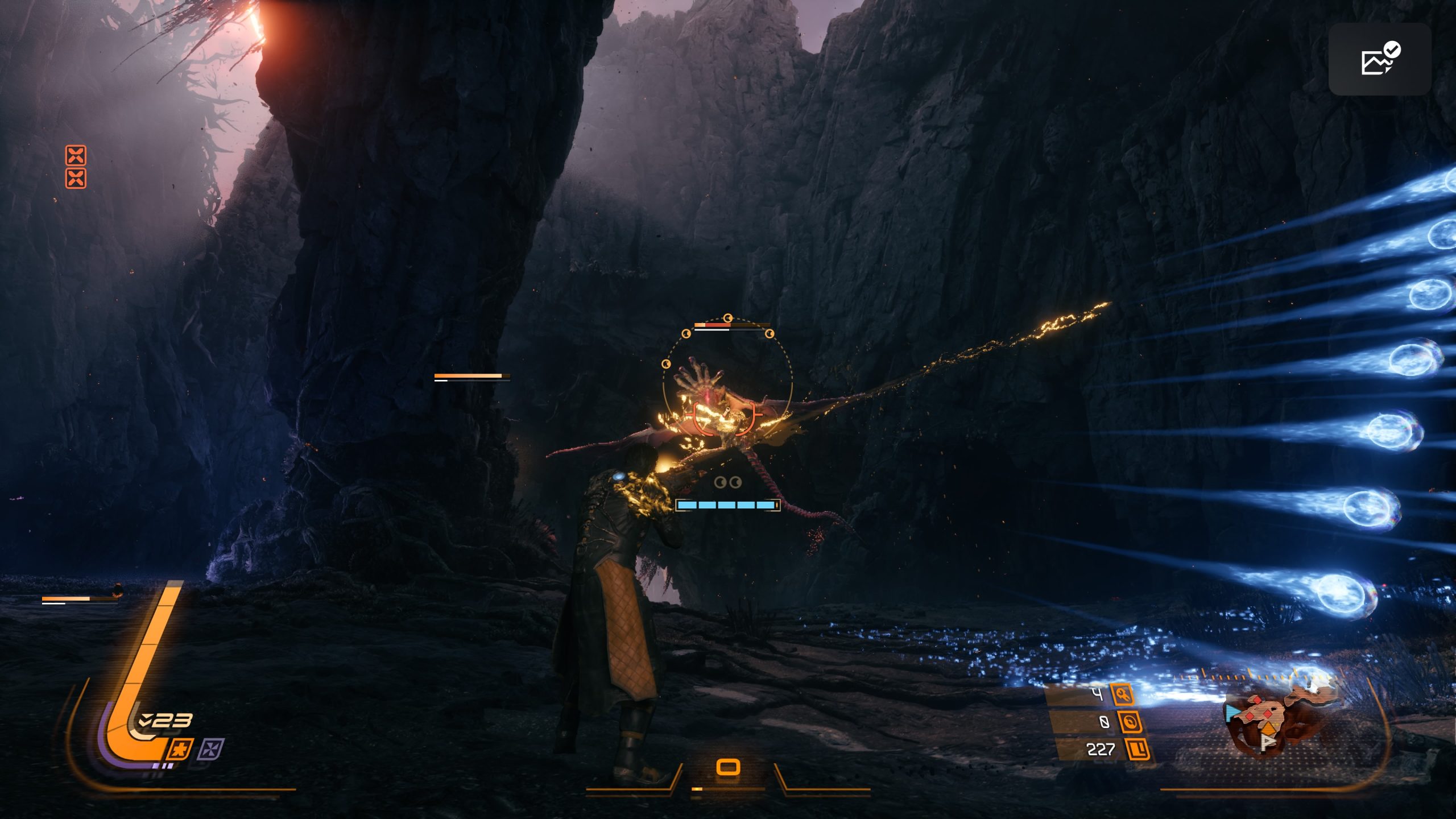 Un joueur dans 'Immortals of Aveum' affronte une créature massive en caverne à l'aide de projectiles magiques.