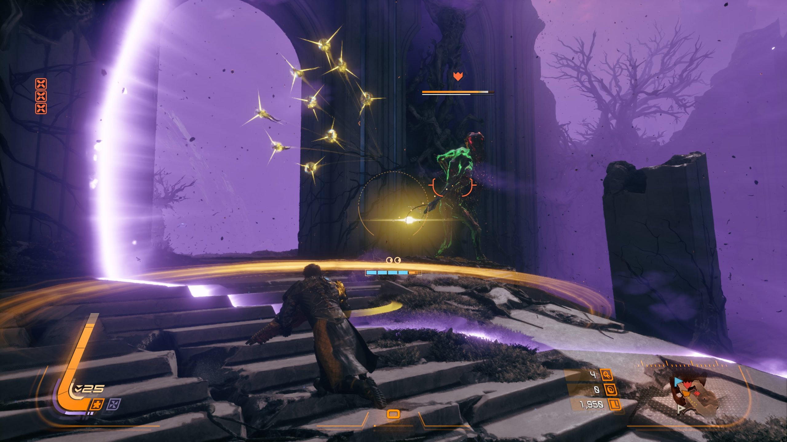 Un personnage dans Immortals of Aveum s'agenouille sur un sentier de pierre, projectiles magiques visant un ennemi vert luminescent sous un ciel violet, avec mini-carte, barres de vie et indicateurs.