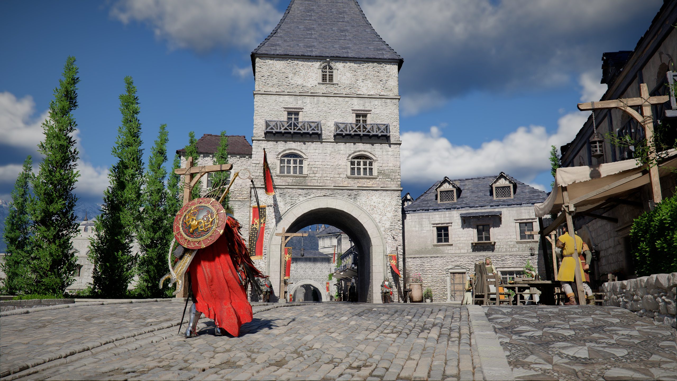 Un personnage de Crimson Desert en armure médiévale, cape rouge et bouclier ouvragé, marche dans une rue pavée vers une arche de pierre au cœur d’une ville médiévale.