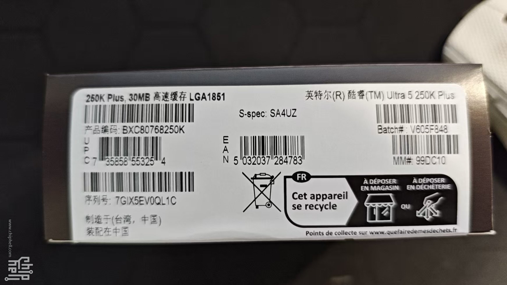 A label on the packaging shows an Ultra 5 250K Plus with details like '30MB,' 'LGA1851,' 'S-spec: SA4UZ,' 'Batch#: V605F848,' and recycle instructions in French.