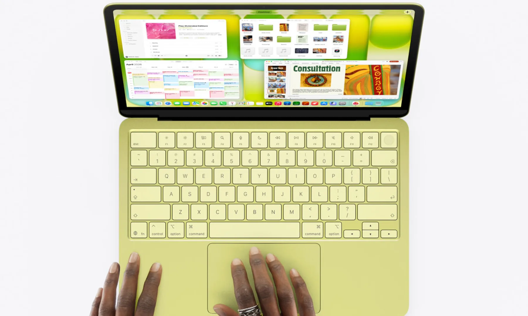 Apple MacBook Neo avec les mains des utilisateurs dessus