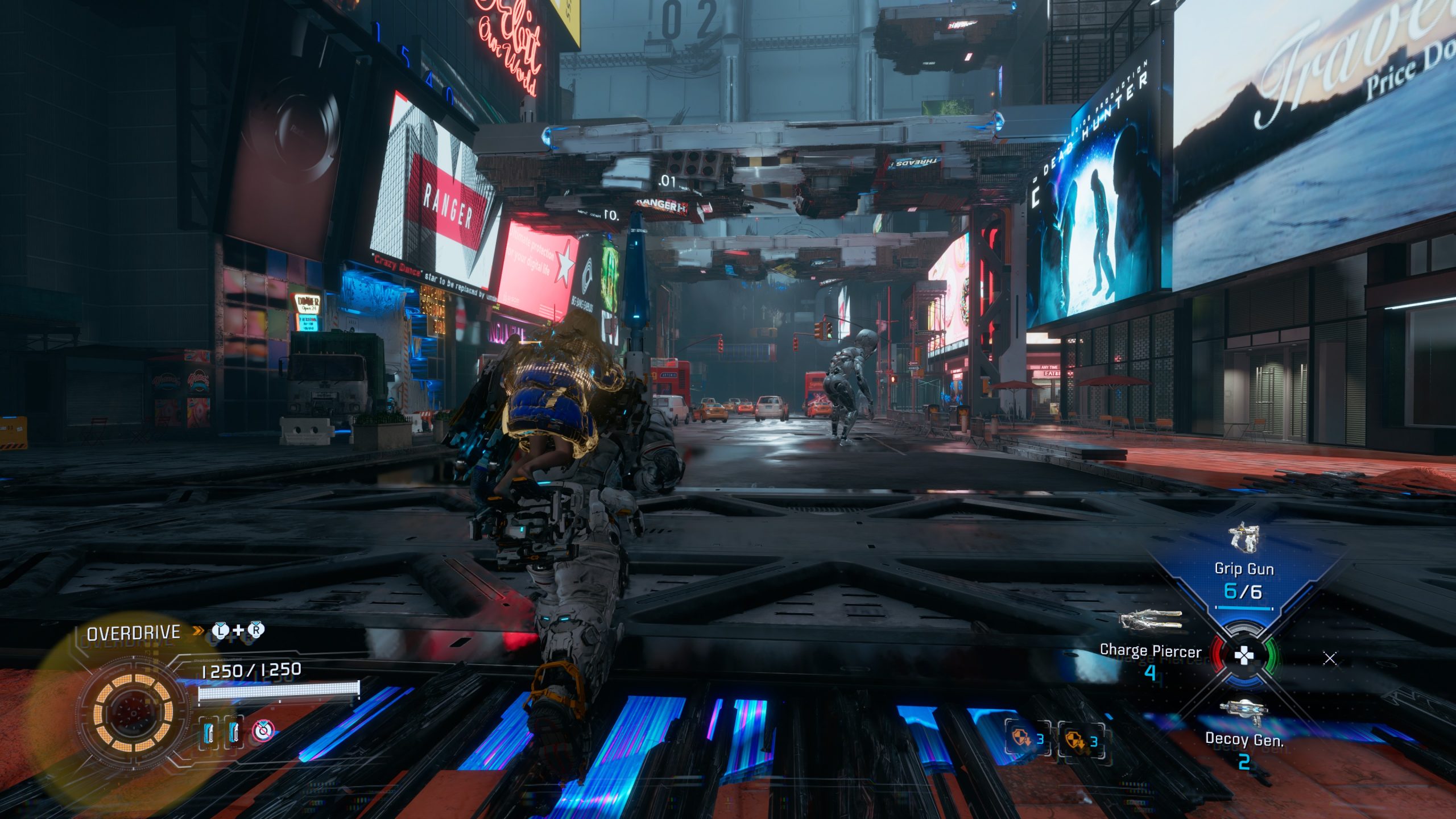 Un personnage de PRAGMATA en combinaison blindée traverse une cité futuriste, l’ATH affiche des armes comme « Grip Gun ».