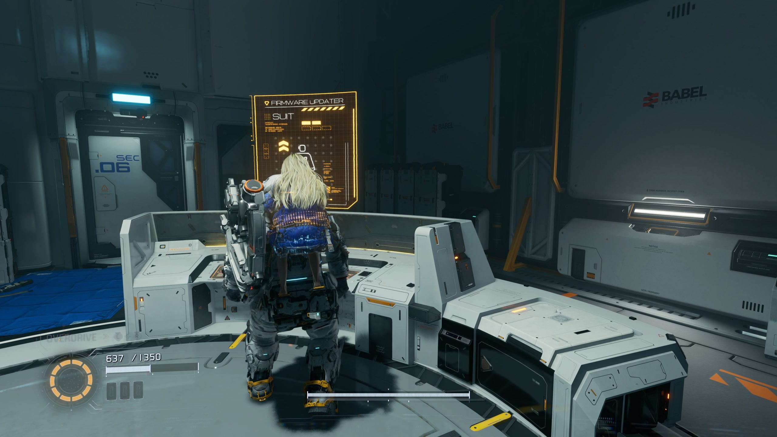 Un personnage de PRAGMATA interagit avec un écran « Firmware Updater » dans une salle de contrôle futuriste.