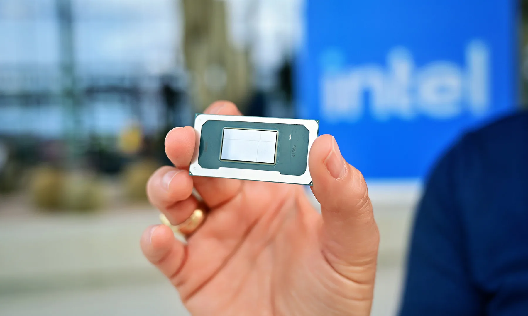 Employé Intel tenant une puce Core Ultra Series 3