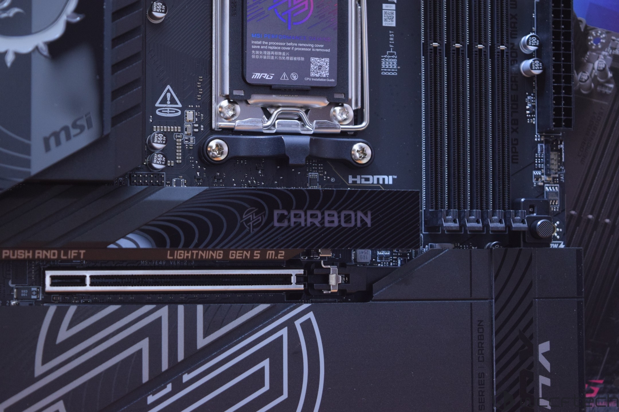 Carte mère MSI avec socket CPU et mention 'LIGHTNING GEN 5 M.2', logos 'msi', 'HDMI' et 'MPG Z8 TUE CARBON MAX WIFI' visibles.