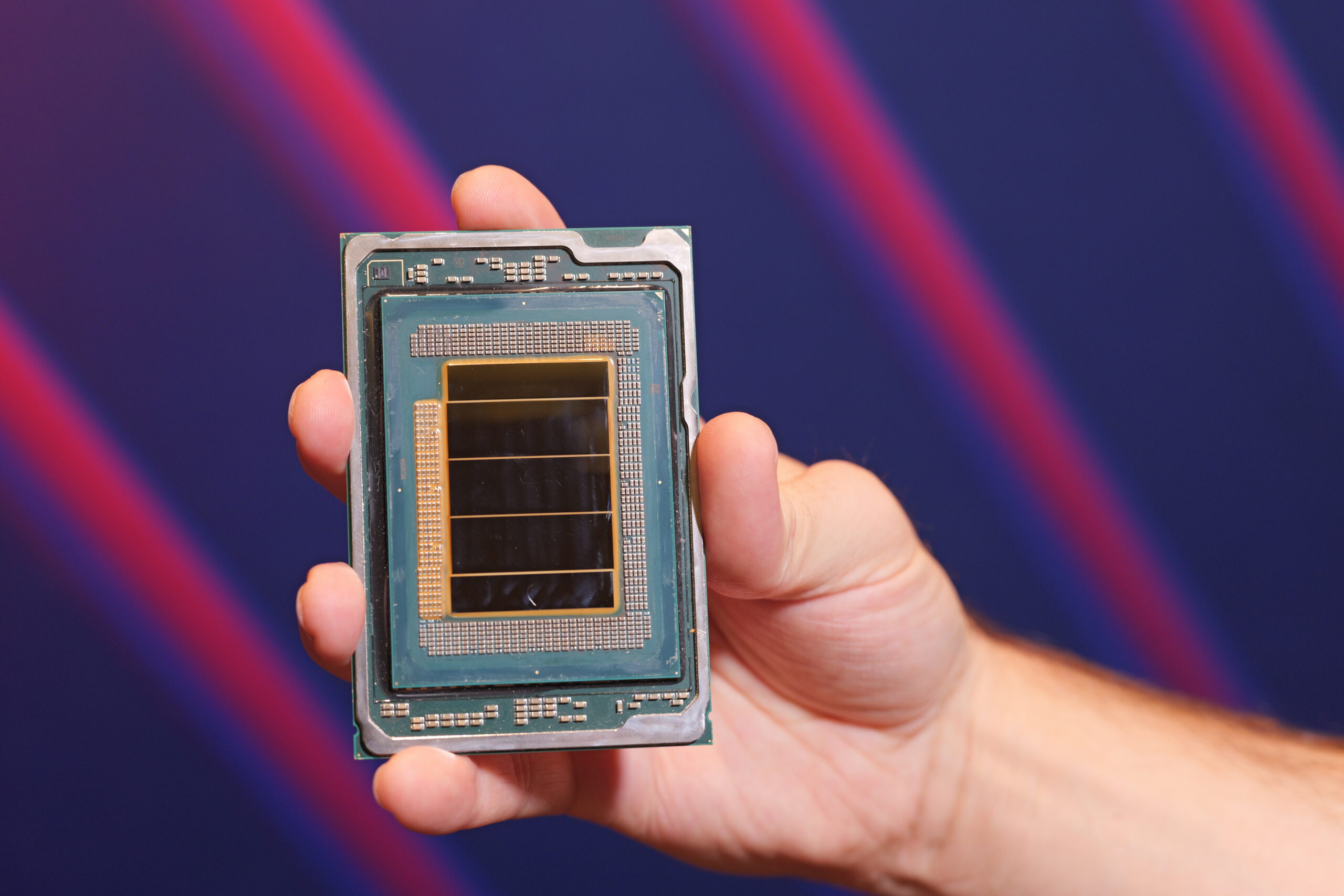 Processeur Intel Xeon 6 Clearwater Forest avec die visible et circuiterie complexe sur fond flou