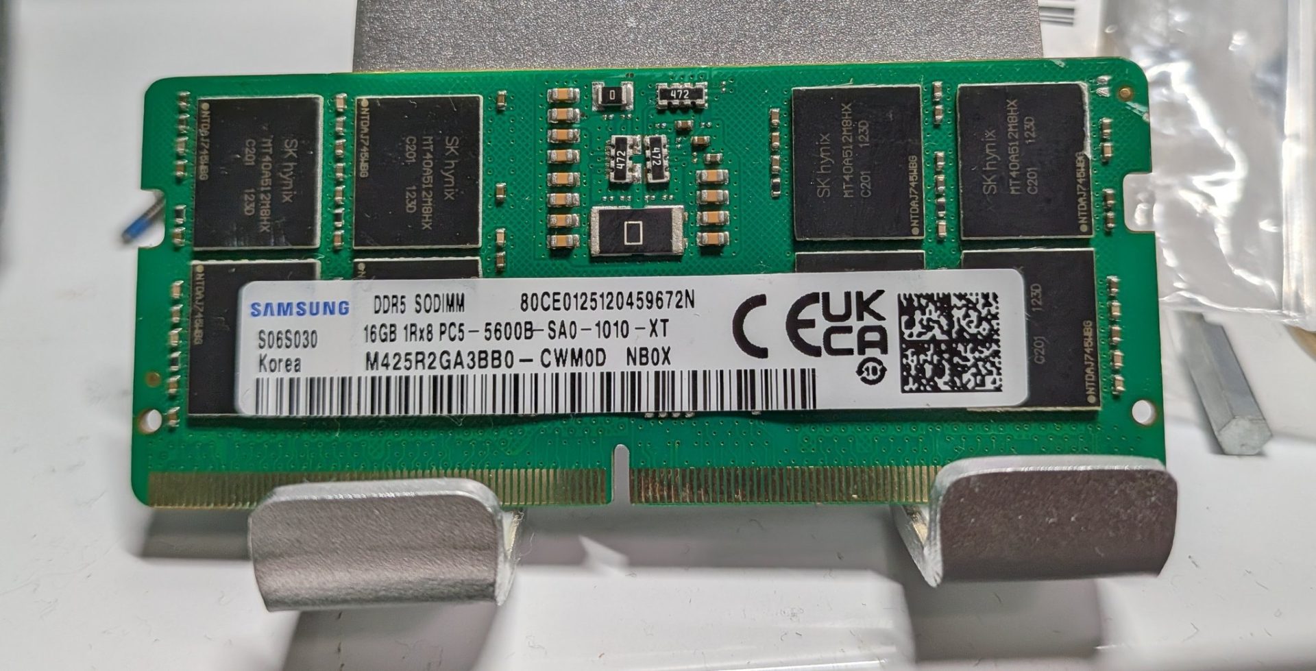 Barrettes DDR5 contrefaites avec puces en plastique et faux labels alors que les prix de la mémoire s’emballent
