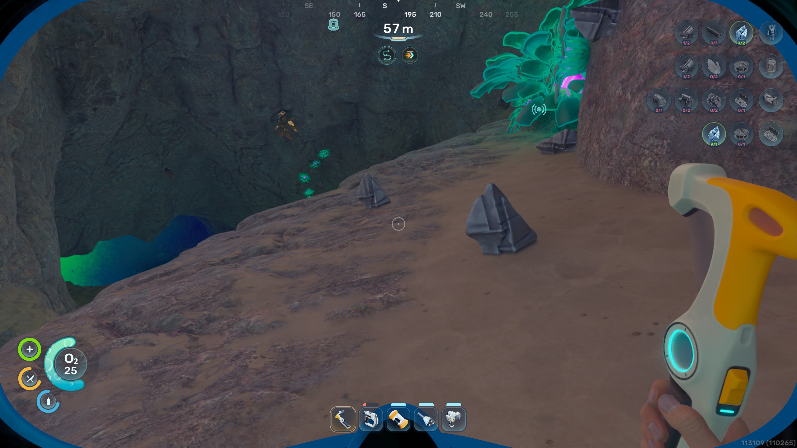 Un joueur explore une grotte sous-marine dans 'Subnautica 2', tenant un outil de survie, avec des indicateurs montrant 'O2 25'.