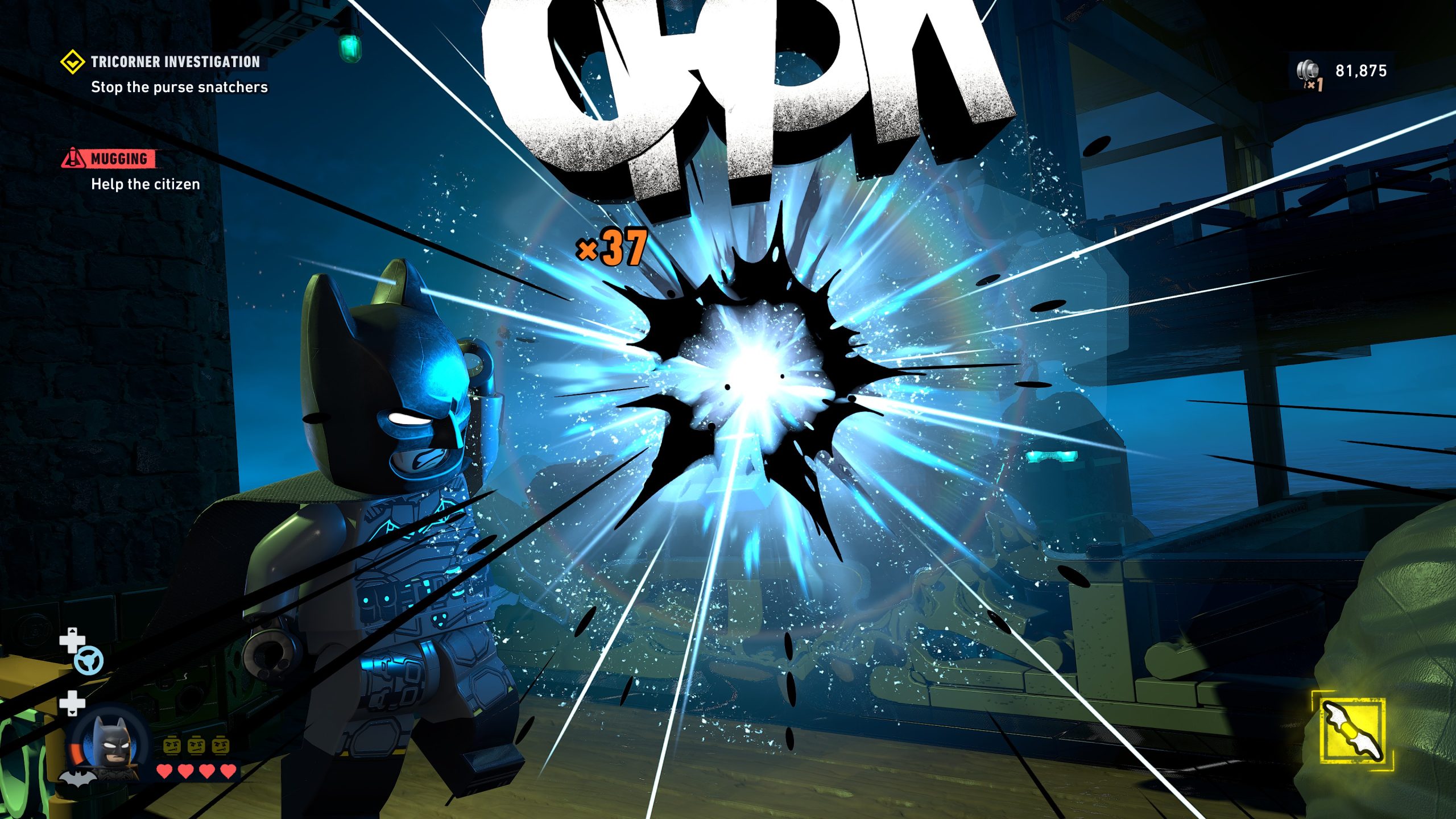 Un personnage de LEGO Batman : Legacy of the Dark Knight exécute une attaque dans 'TRICORNER INVESTIGATION' avec des notifications à l'écran pour 'MUGGING' et un multiplicateur de combo '×37'.