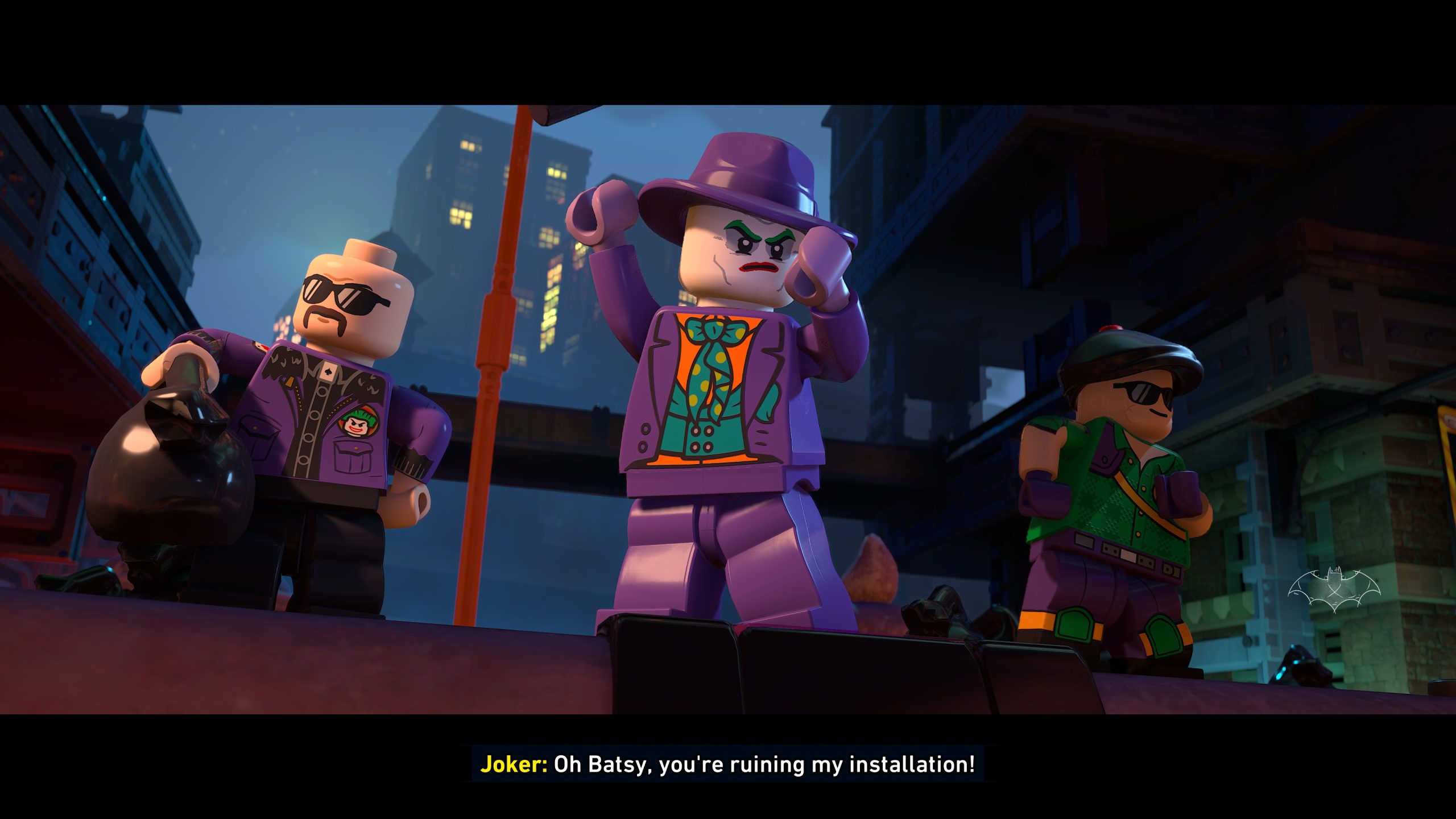 Le Joker en costume violet avec deux sbires, texte à l'écran : 'Oh Batsy, tu gâches mon installation !'