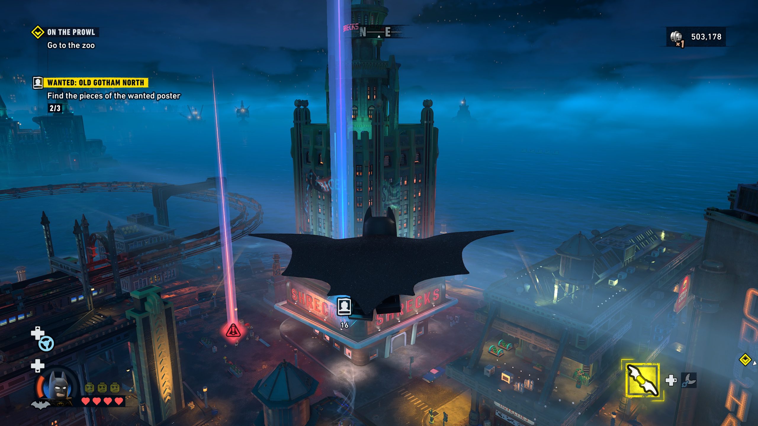 Batman plane au-dessus de Gotham City, missions 'En chasse' et 'RECHERCHÉ' affichées.