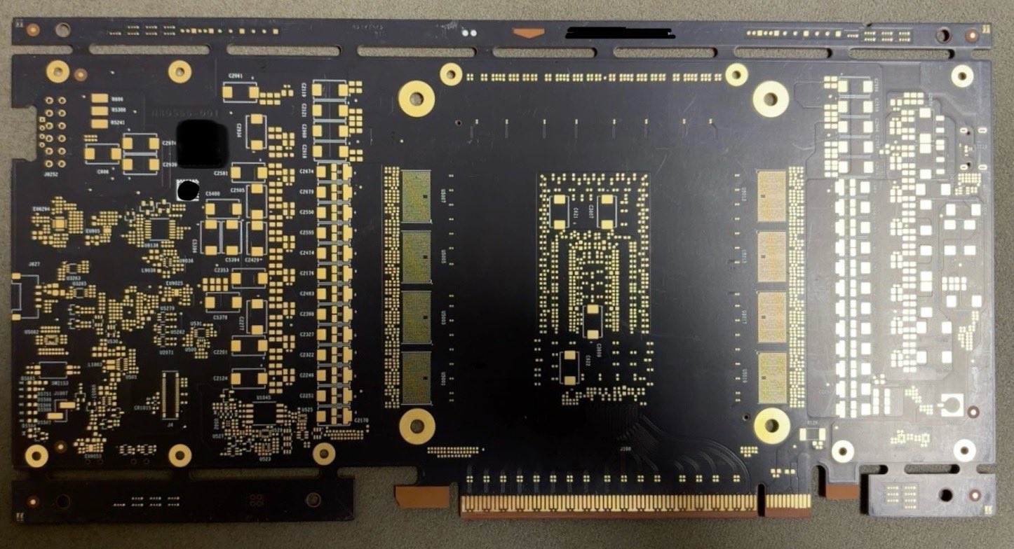 Un circuit imprimé nu avec des motifs de circuits détaillés et un connecteur PCIe, sans marquage de marque ni composants visibles.