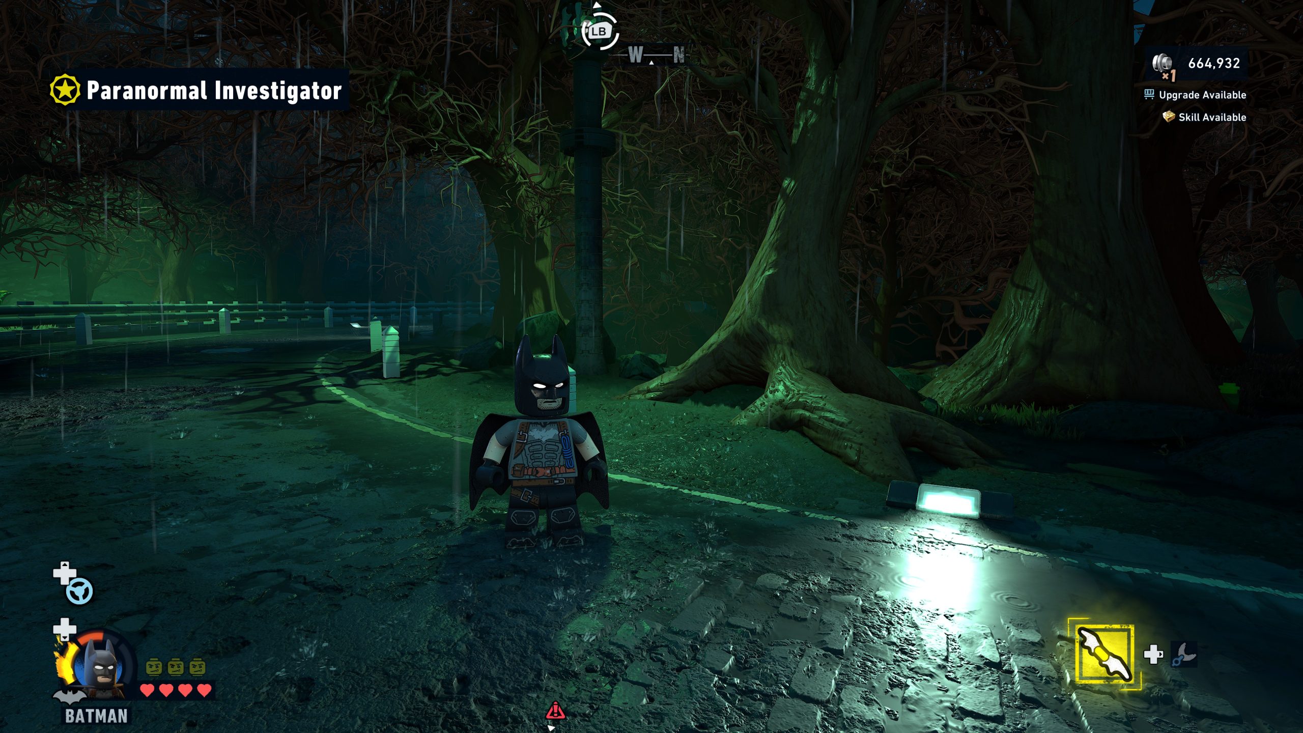 Un personnage LEGO Batman se tient dans une forêt sombre et pluvieuse du jeu, avec l'indicateur 'Paranormal Investigator' affiché et divers éléments d'interface visibles.