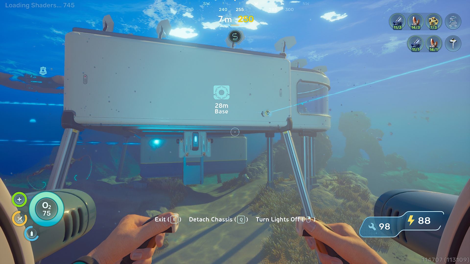 Un joueur dans 'Subnautica 2' contrôle une combinaison de plongée s'approchant d'une base sous-marine marquée 'Base 28m', avec des niveaux de ressources et des options comme 'Sortir (E)' visibles à l'écran.