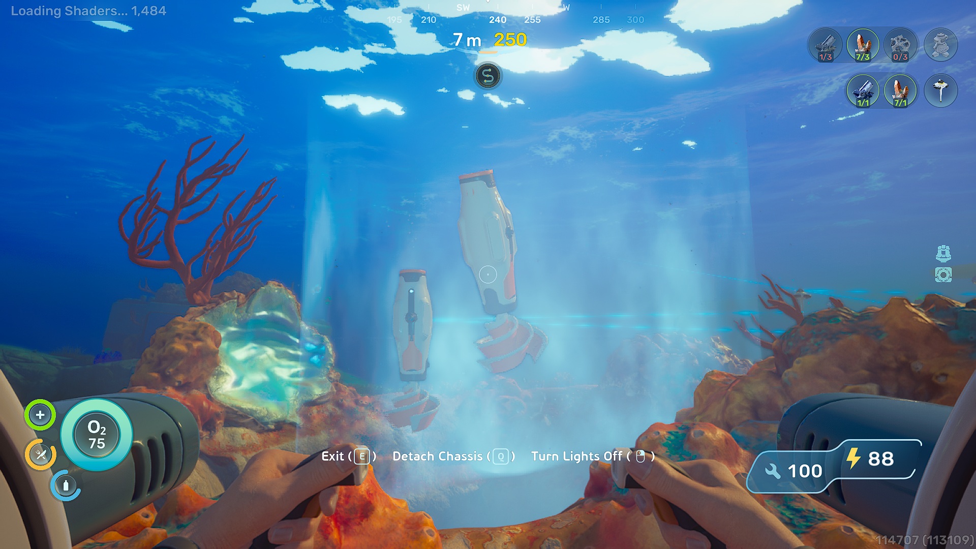 Un joueur dans 'Subnautica 2' navigue dans un environnement sous-marin à l'aide d'un véhicule, avec des options affichées pour 'Sortir (E)', 'Détacher le Châssis (Q)' et 'Éteindre les Lumières (F)'.