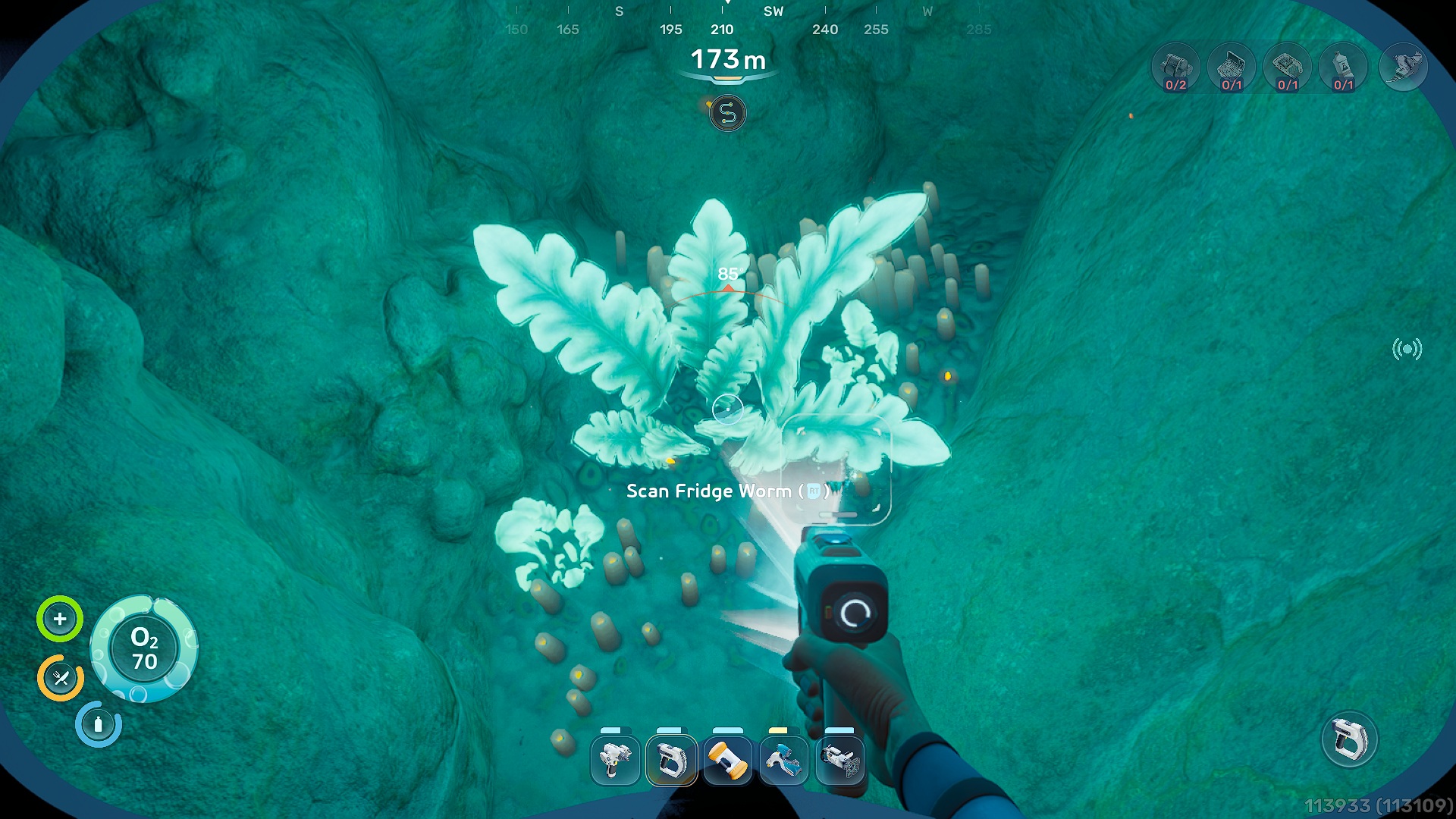Un personnage dans 'Subnautica 2' scanne un 'Ver réfrigérateur' sous la mer à une profondeur de 173 mètres.