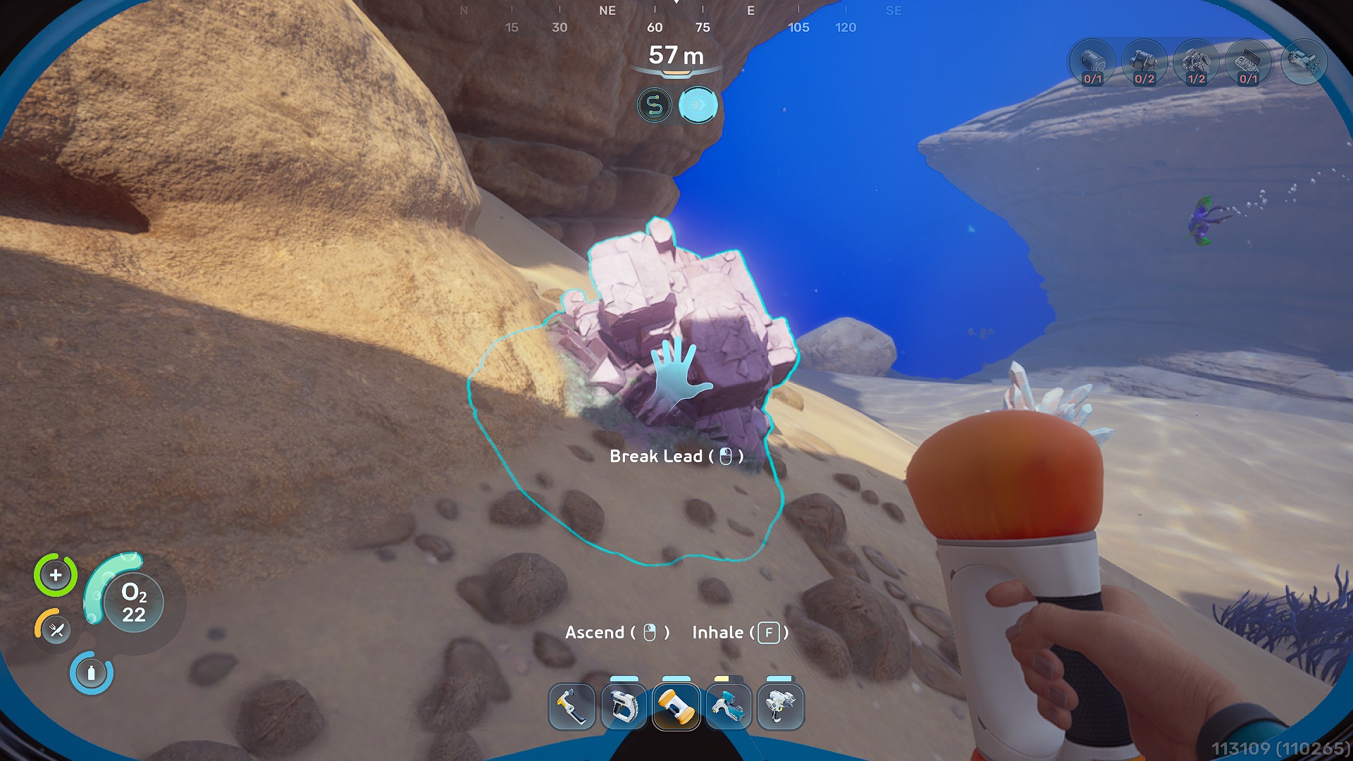 Une vue à la première personne dans le jeu 'Subnautica 2' montre un joueur visant un dépôt minéral violet étiqueté 'Briser le plomb'.