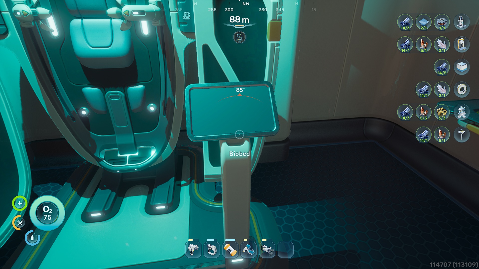 Une interface utilisateur dans le jeu 'Subnautica 2' montre un Biobed avec un indicateur circulaire indiquant '85°' et diverses ressources listées sur le côté droit.