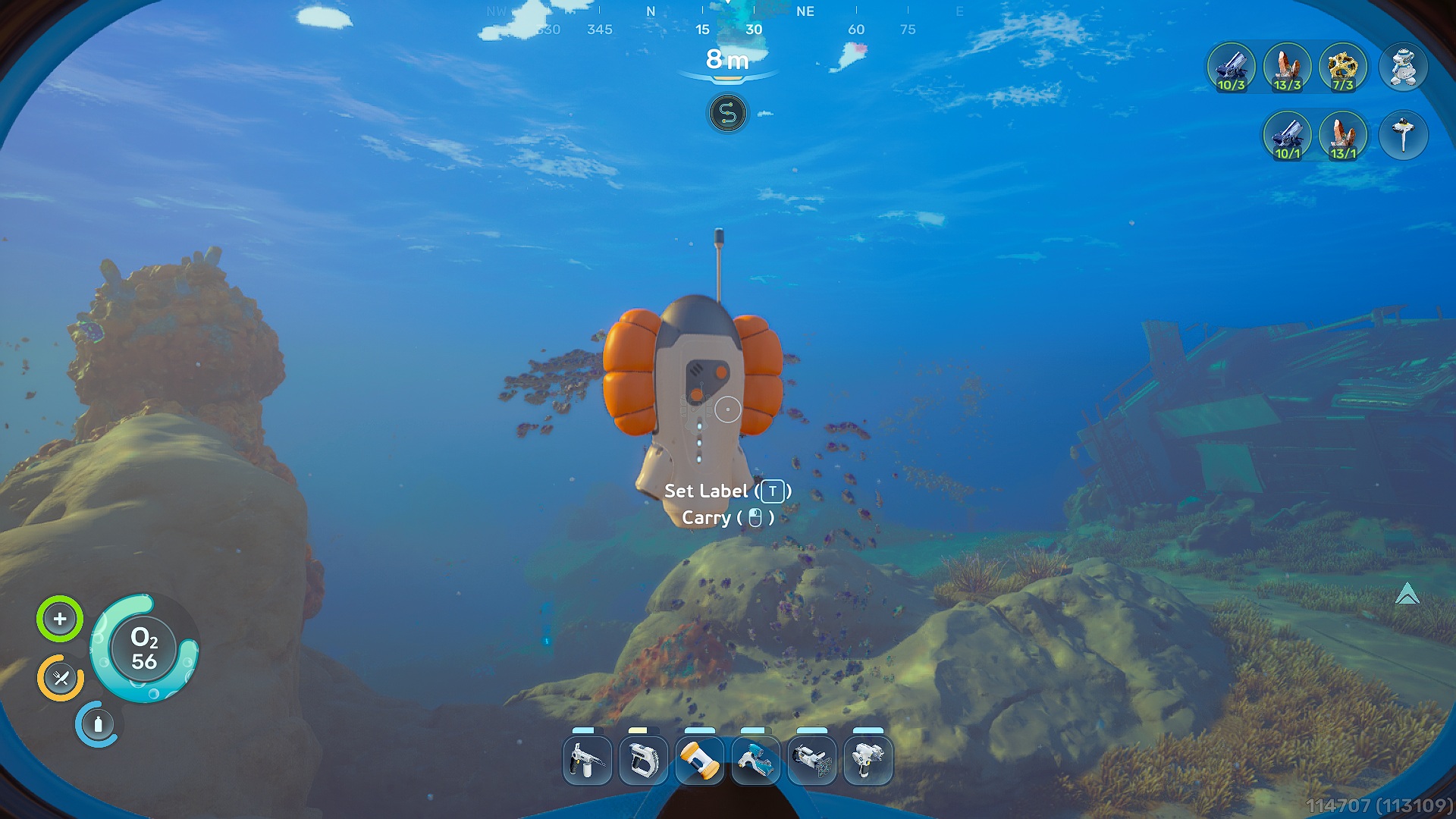 Un joueur dans 'Subnautica 2' explorant un environnement sous-marin avec un objet flottant étiqueté 'Définir une étiquette' et 'Porter' à l'écran.