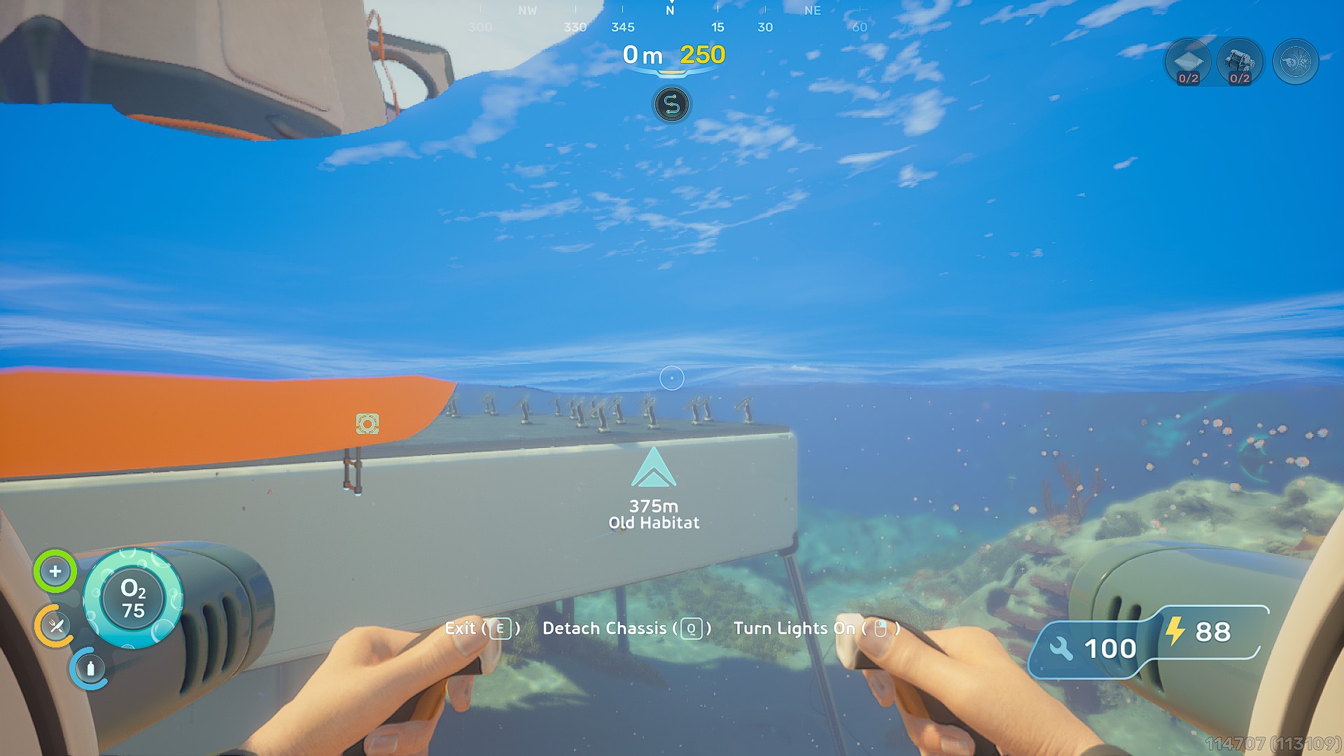 Joueur pilotant un véhicule sous-marin vers un point '375m Habitat Ancien', avec les niveaux d'oxygène et d'énergie visibles.