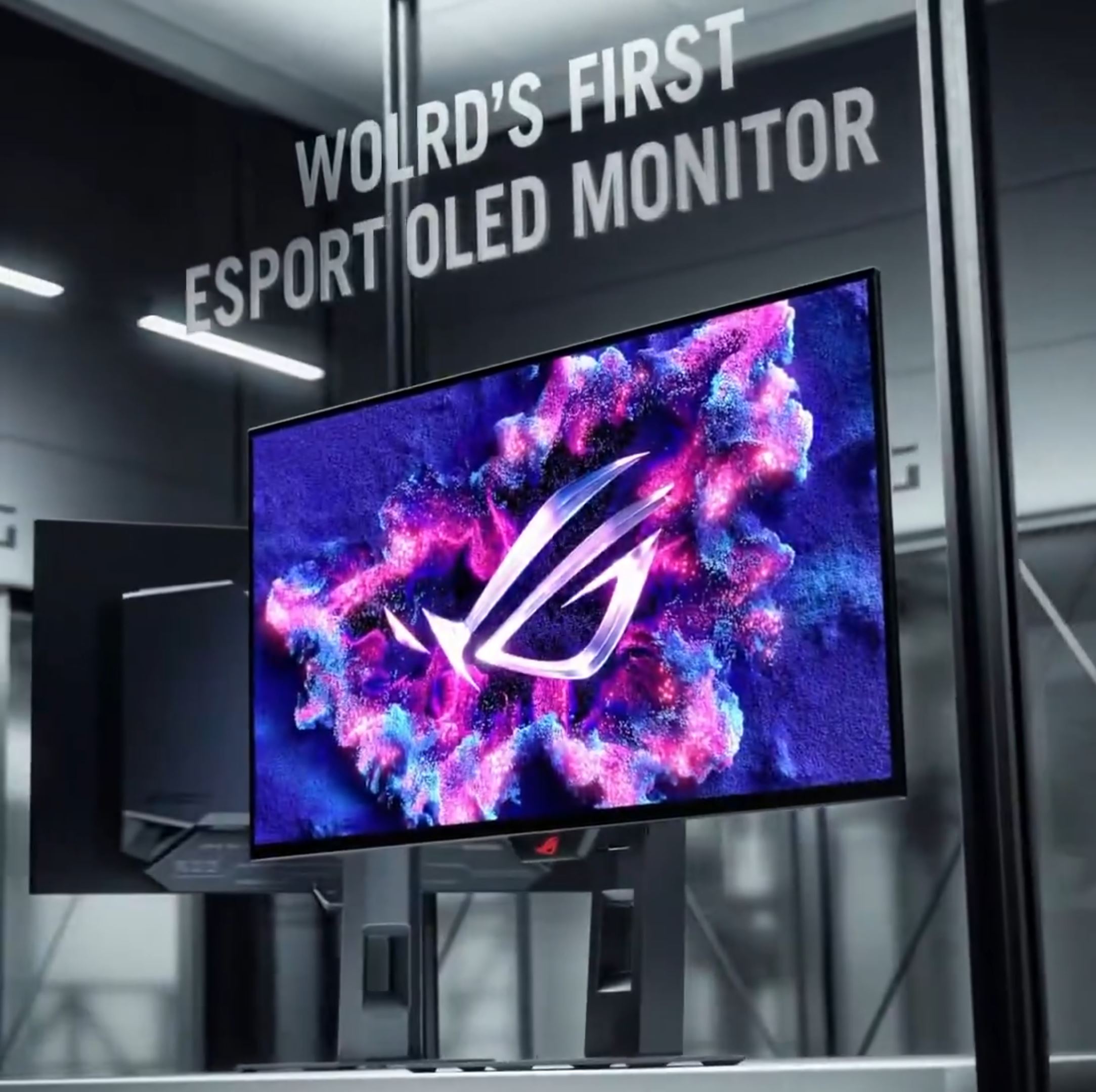 Un écran ASUS ROG est affiché avec des visuels vibrants, et un texte au-dessus indique 'World's First Esports OLED Monitor'.