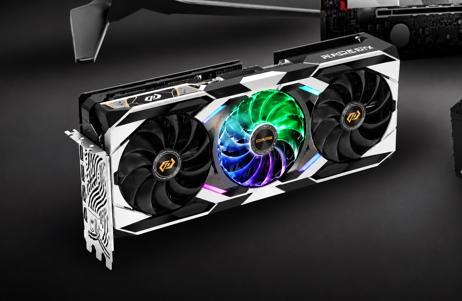 Carte graphique ASRock Taichi RX 9070 XT avec un habillage bicolore noir et blanc.
