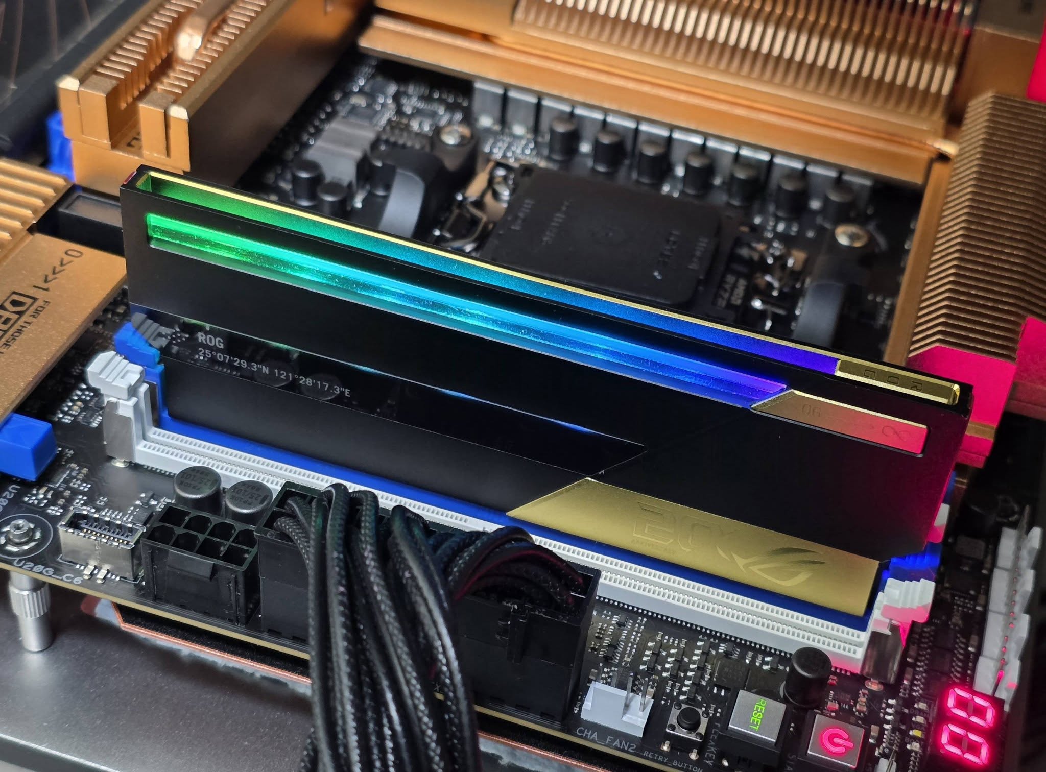 Un module mémoire ASUS ROG avec rétroéclairage RGB installé sur une carte mère.