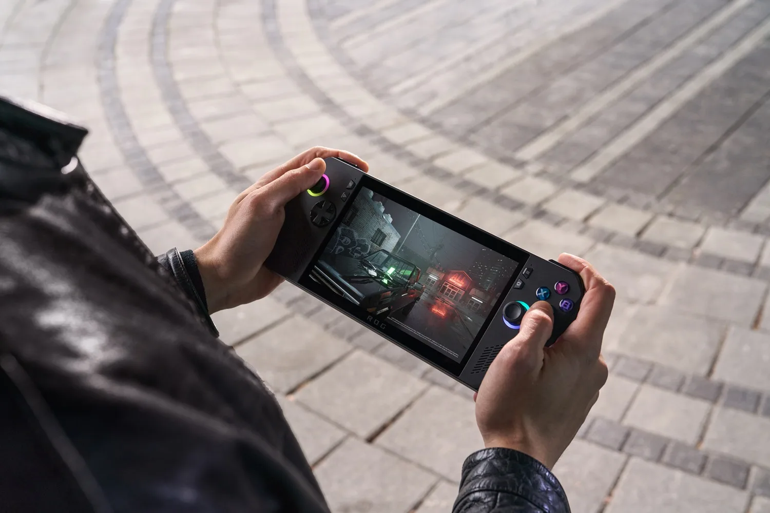 Quelqu’un tenant l’Asus ROG Ally X.