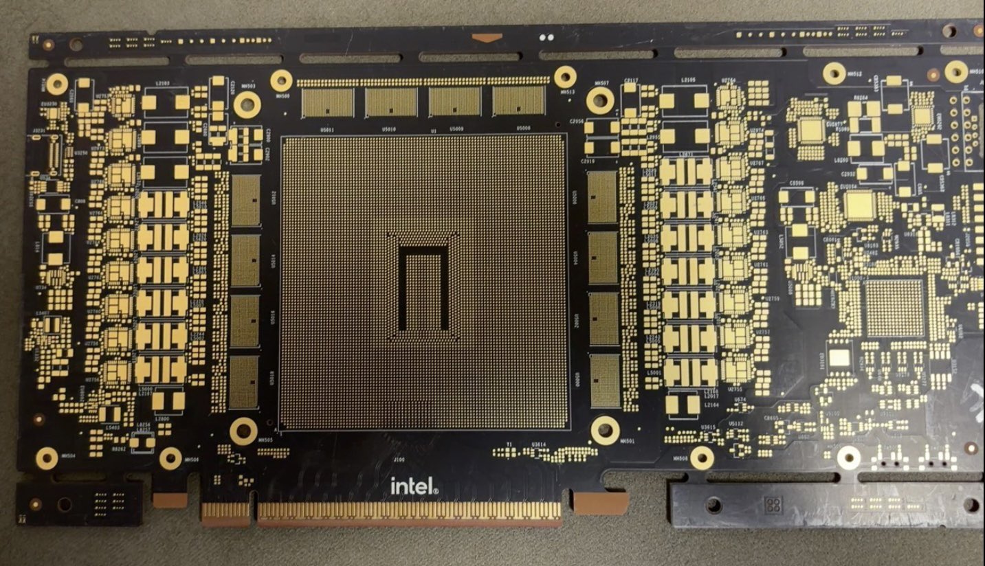 Une carte mère Intel avec divers composants et points de connexion visibles.