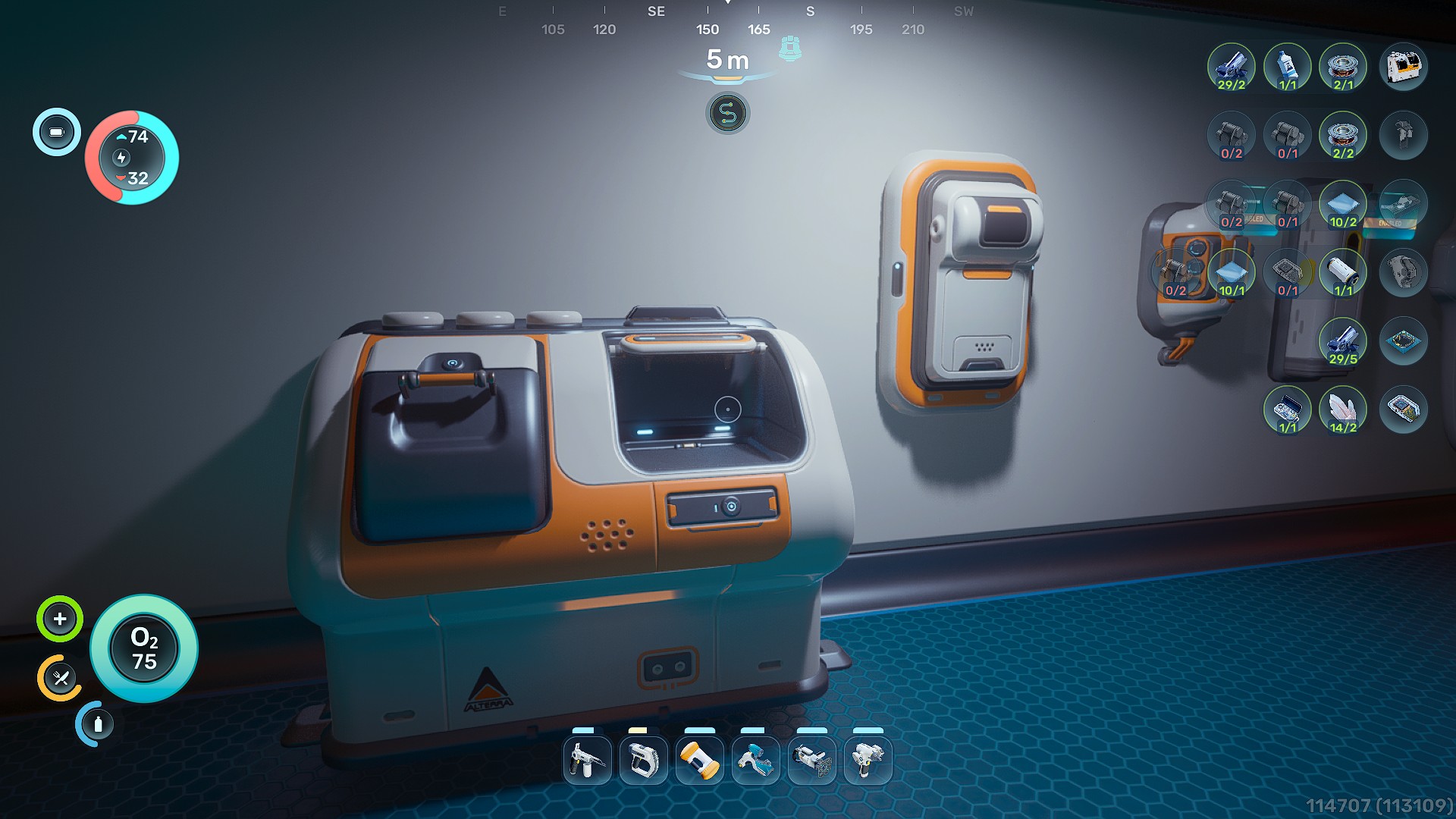 Intérieur d'une base avec un processeur et un fabricateur dans Subnautica 2.