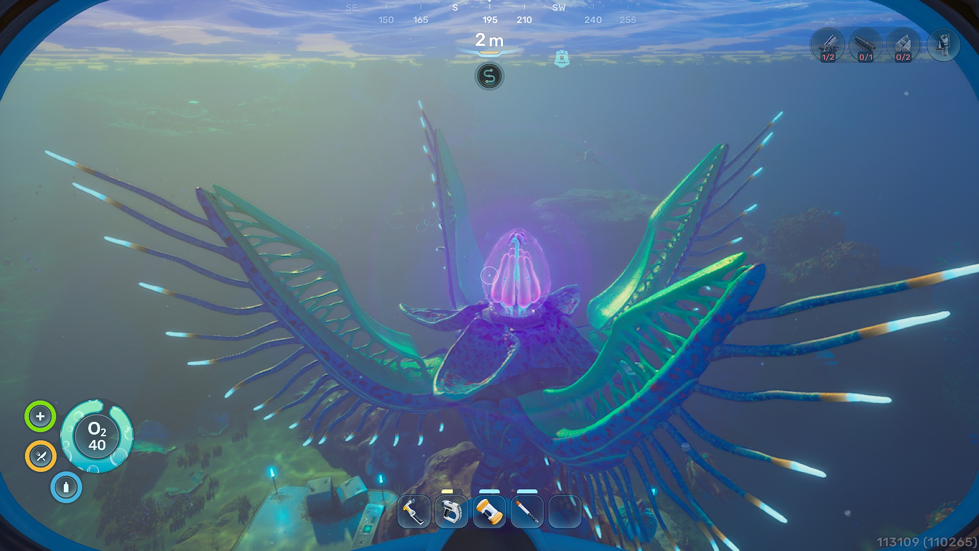 Un personnage du jeu 'Subnautica 2' rencontre une grande créature marine colorée sous l'eau, avec une interface affichant 'O2 40'.