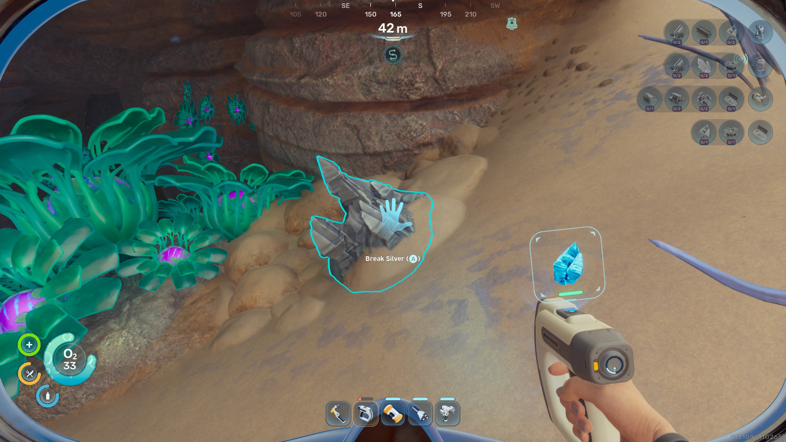 Un joueur dans 'Subnautica 2' vise une formation rocheuse avec l'invite 'Casser Argent (A)' sous l'eau, avec divers indicateurs de ressources affichés.