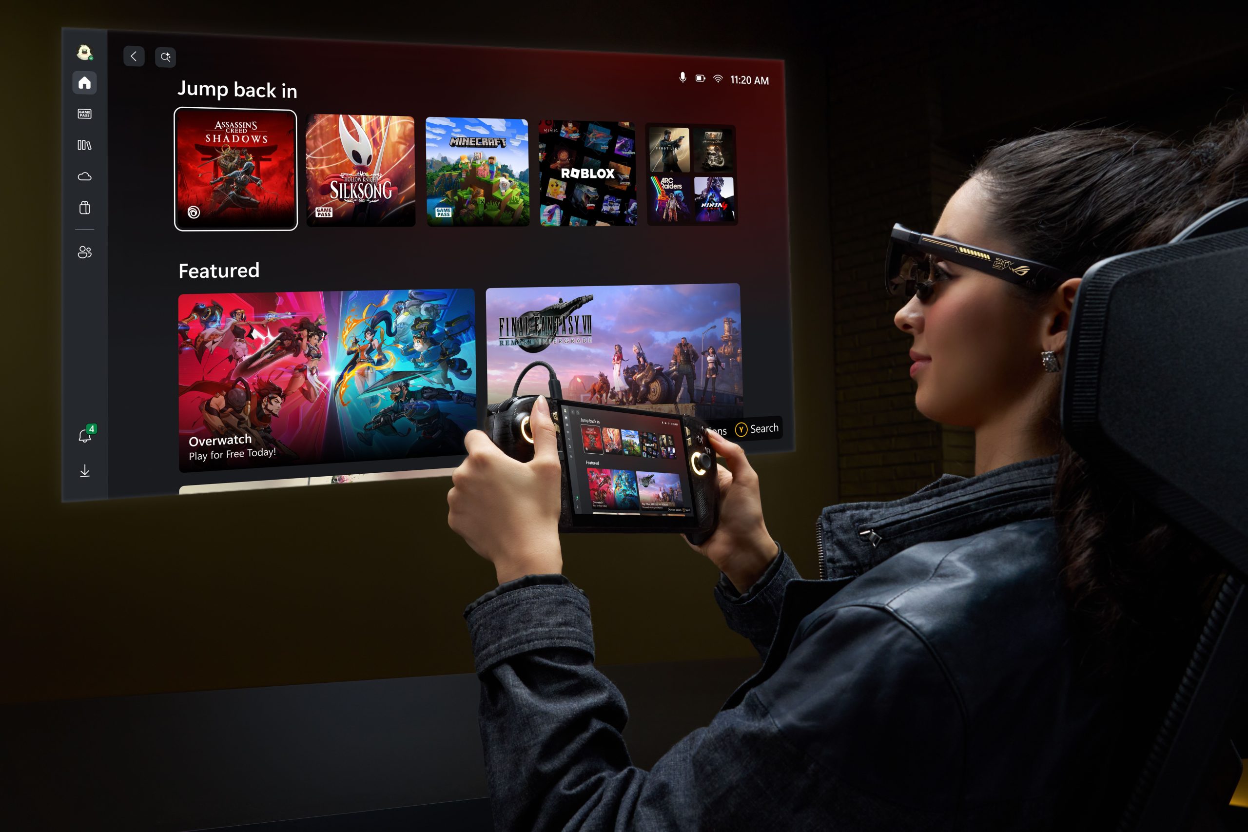 Une personne portant des lunettes de réalité augmentée tient une console portable affichant une interface de jeu.