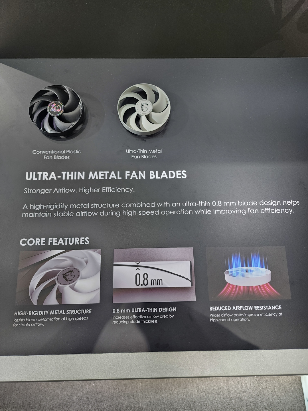 Comparaison entre des pales de ventilateur en plastique conventionnelles et des pales métalliques ultra-fines, avec des caractéristiques techniques détaillées, mettant en avant le design de 0,8 mm.