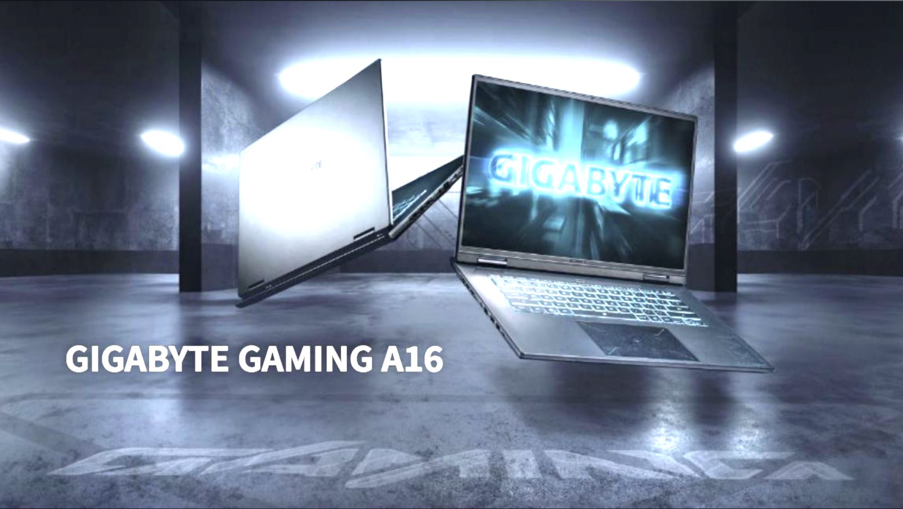 Deux PC portables Gigabyte Gaming A16 dans une pièce sombre, l'un affichant le logo 'GIGABYTE' sur son écran.