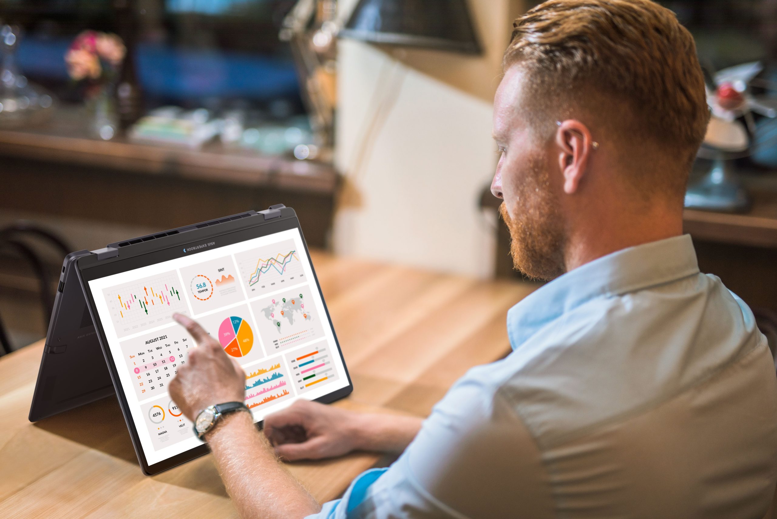 Une personne interagit avec un Lenovo Ideapad Flex 5, affichant divers graphiques et tableaux sur son écran.